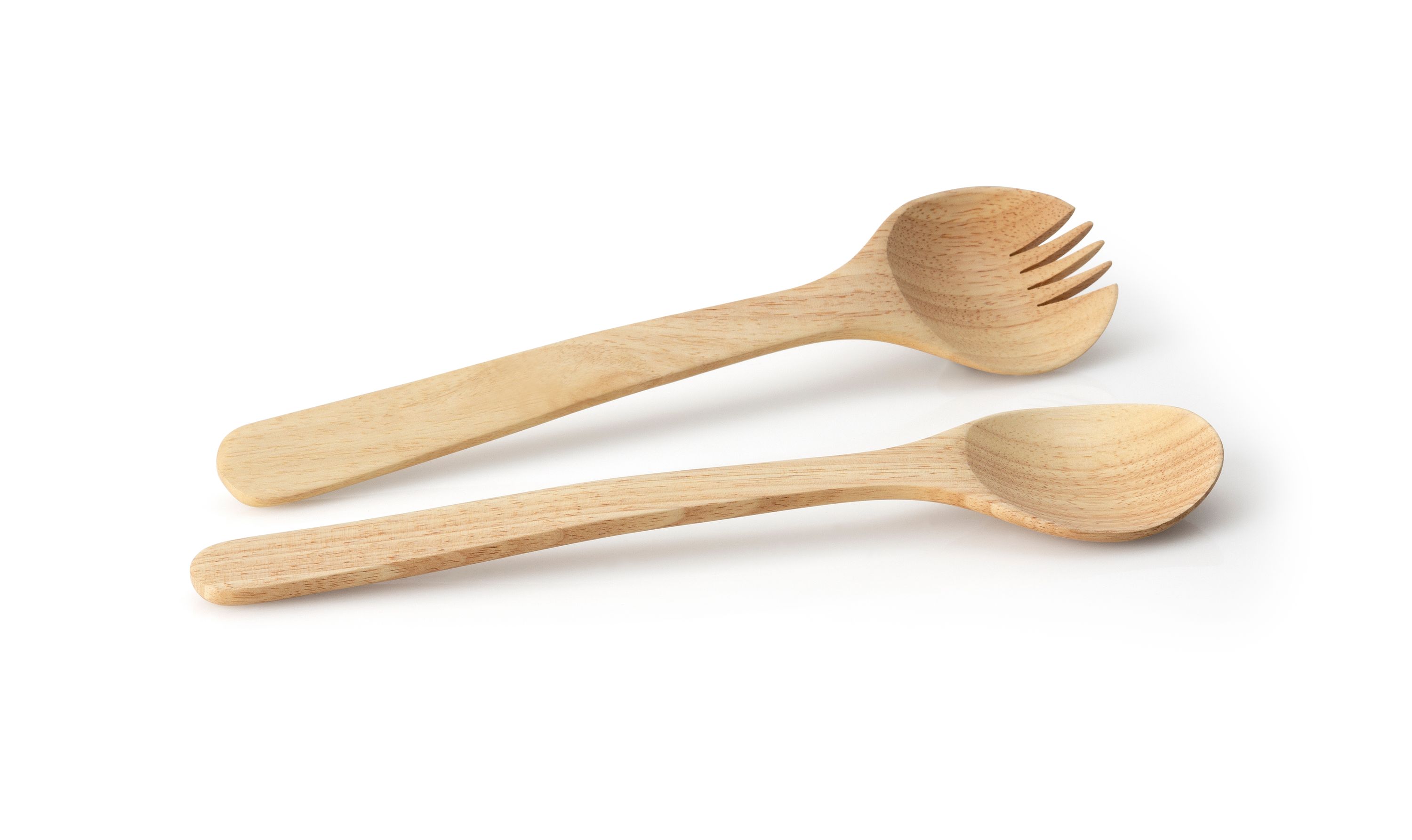 Salatgabel und Salatlöffel aus Holz nebeneinander auf weißem Hintergrund