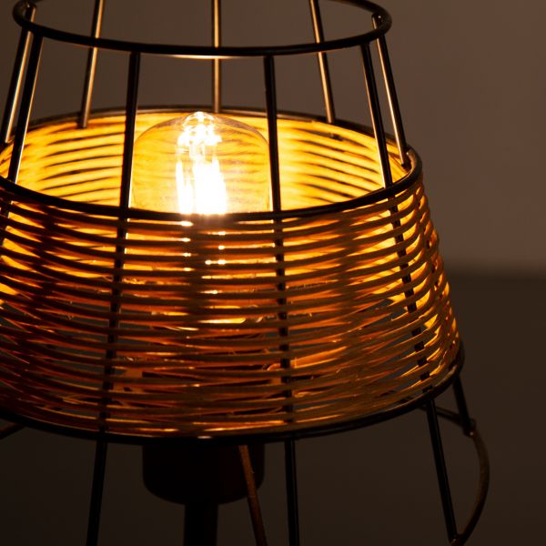 Beleuchtete Lampe mit gewebtem Wicker-Lampenschirm und schwarzem Metallrahmen, seitlich aufgenommen