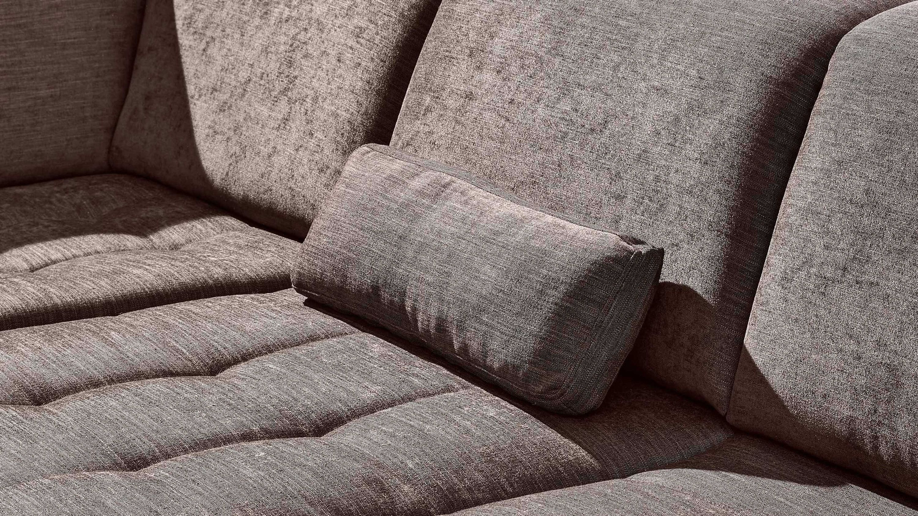 Braunes Nierenkissen auf braunem Sofa mit gepolstertem Bezug