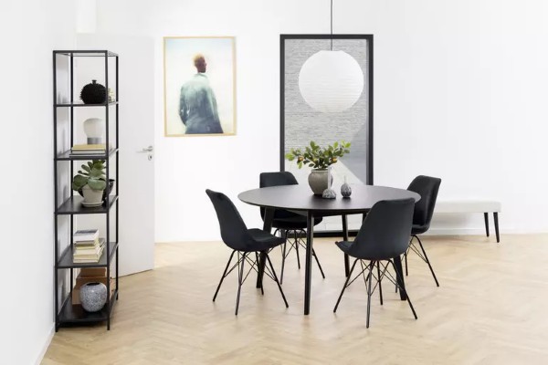 Moderner Essbereich mit sechs dunkelgrauen Stühlen  rundem Tisch und schwarzem Regal vor weißer Wand mit Kunstbild