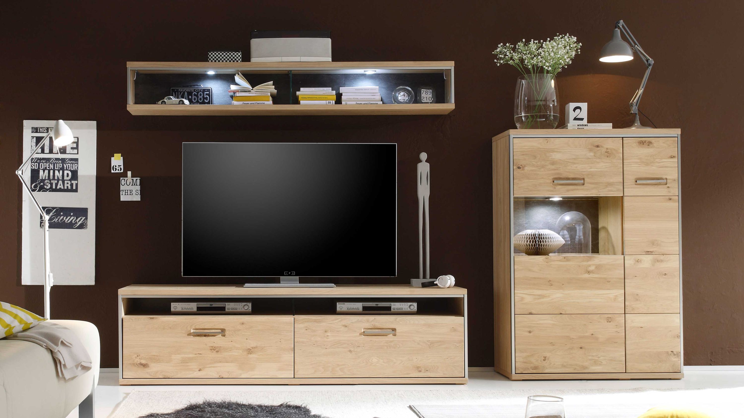 Dreiteilige Wohnwand aus hellem Holz mit TV-Unterteil Wandregal und Kommode mit Glaseinsatz