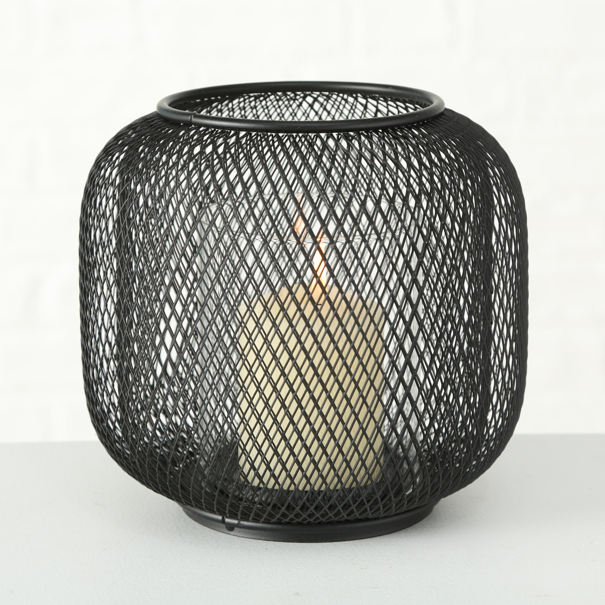 Windlicht Kerzenhalter, Schwarz, Modernes Design mit Gitterstruktur Windlicht Kerzenhalter aus schwarzem Eisen mit Gitterstruktur und weißer Kerze im Inneren, aufgenommen frontal
