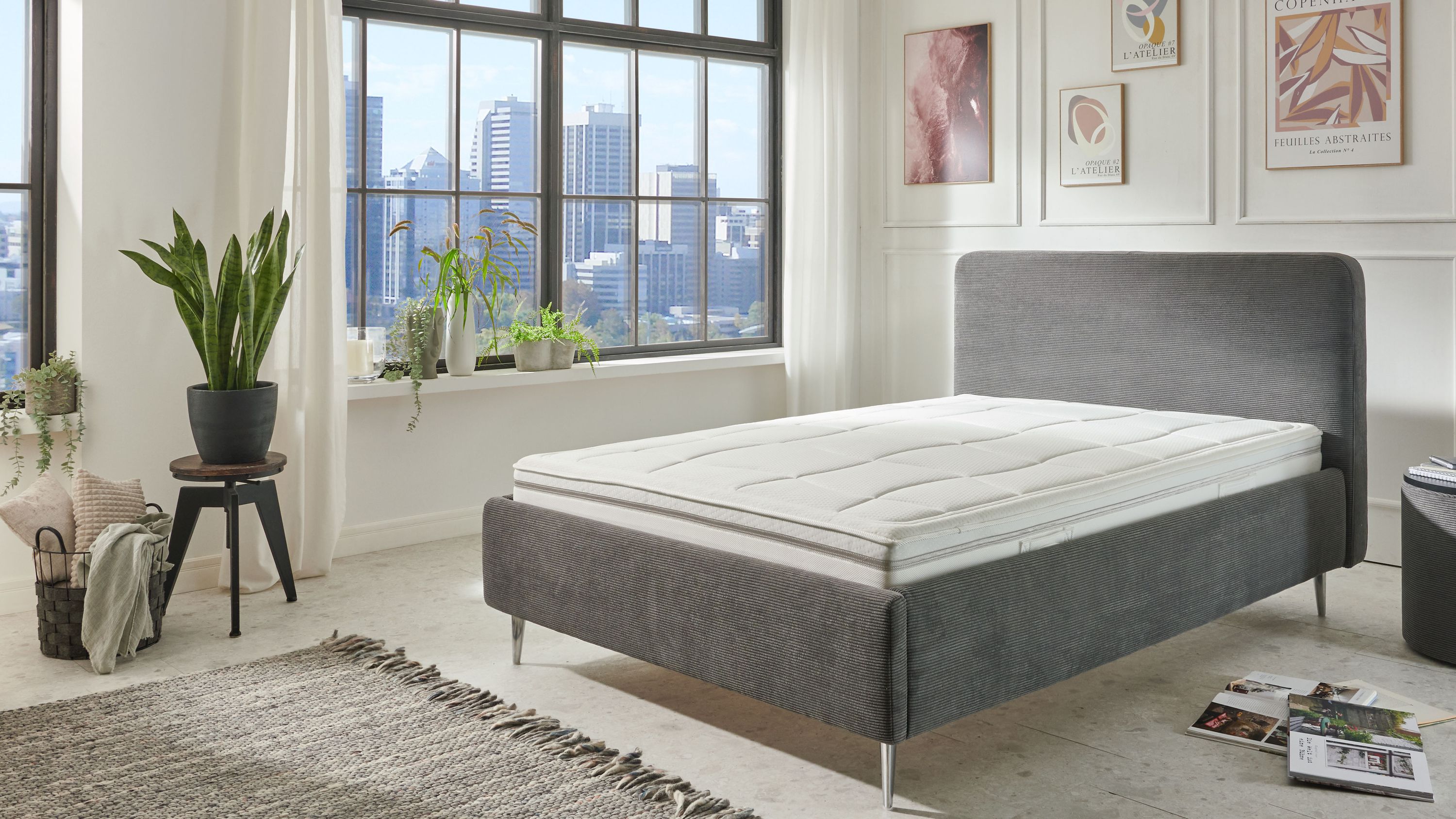 Anthrazitfarbenes Polsterbett mit Kopfteil und Metallfüßen Anthrazitfarbenes Polsterbett mit Kopfteil und Metallfüßen in modernem Schlafzimmer