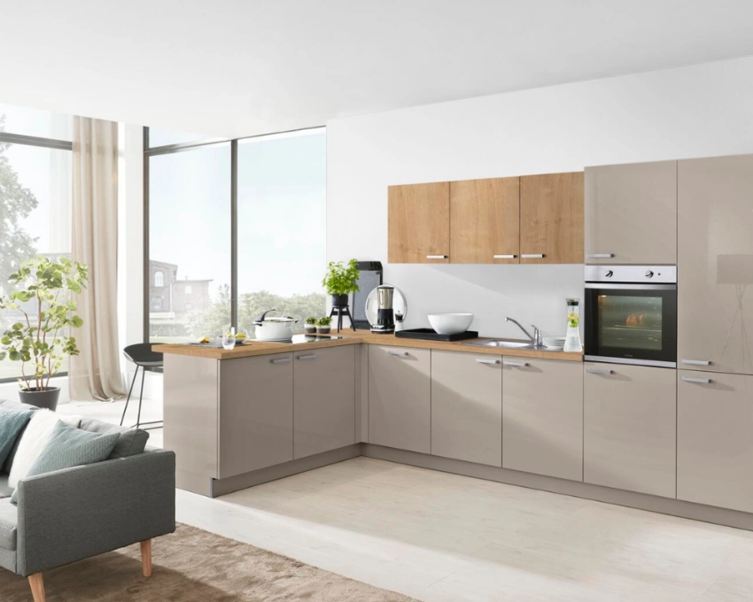 L-Küche in Hochglanz Beige mit Holzakzenten Hochglänzende L-Küche in Beige mit Holzdetails und raumhohem Fenster, offenes Wohnkonzept