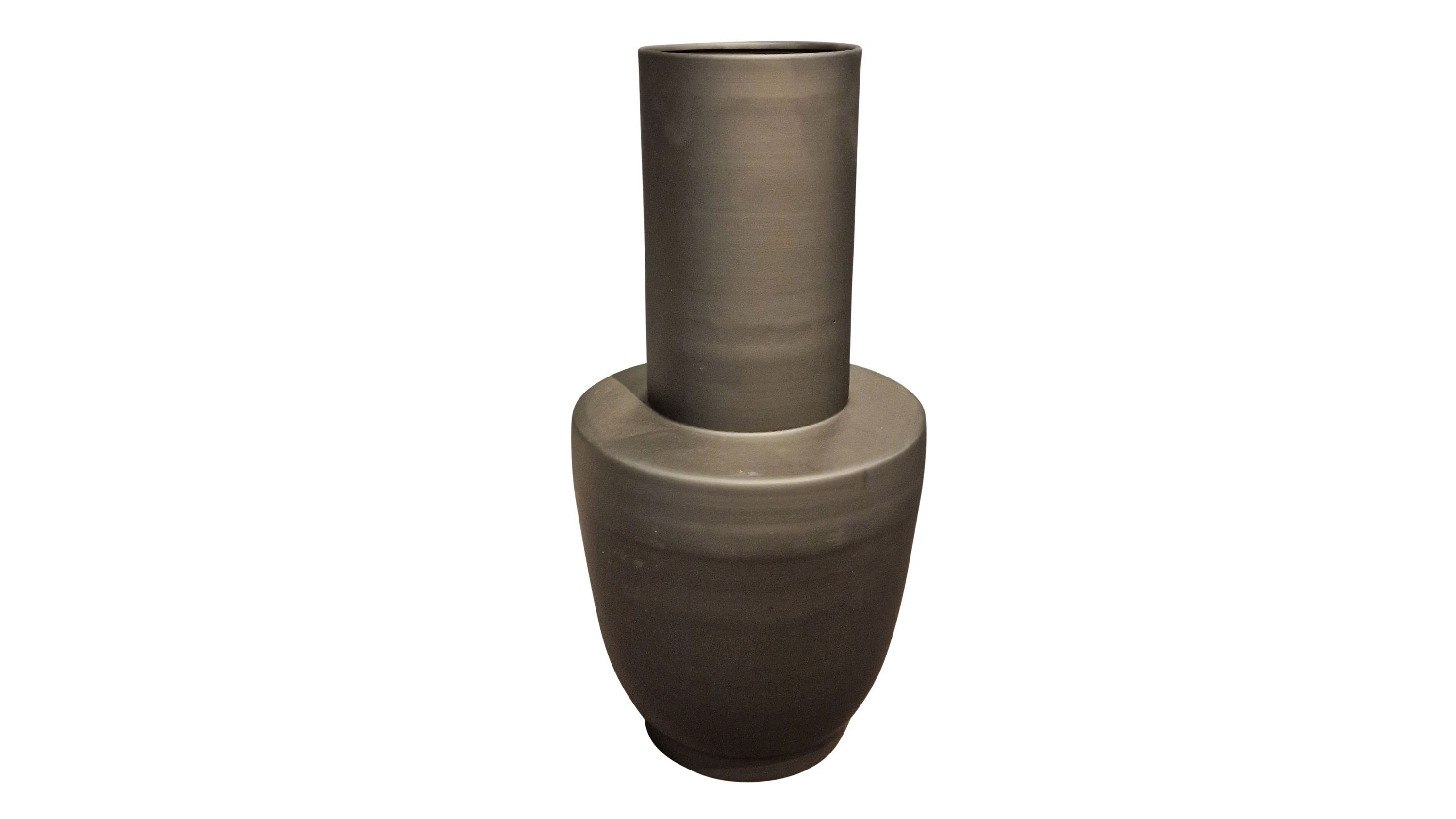 Zylindrische Bodenvase in dunkler Farbe Zylindrische Bodenvase mit breitem unteren Teil in dunkler Farbe
