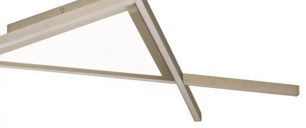 Deckenleuchte, Chrom/Weiß, dreieckig Schräge Ansicht dreieckiger Deckenleuchte mit abgerundeten Ecken aus Chrom und weißem Kunststoff vor neutralem Hintergrund