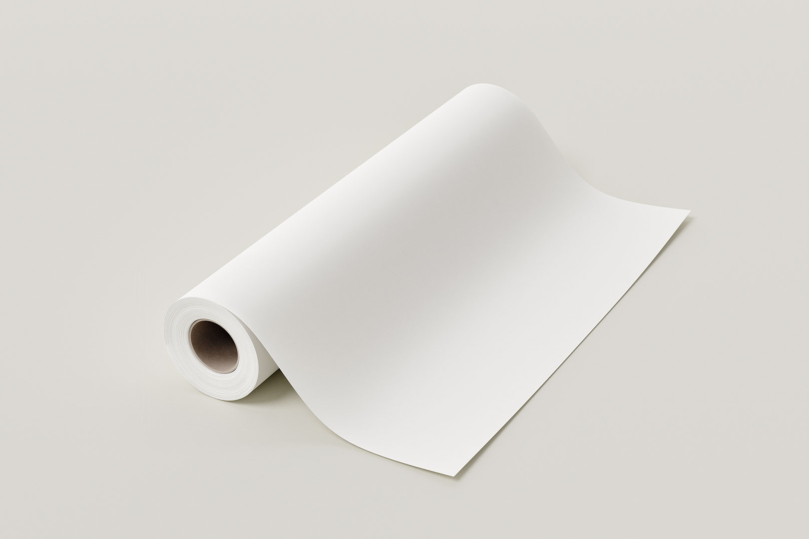 Weiße Papierrolle, teilweise abgerollt, auf flacher Oberfläche mit sichtbarem Rollenkern.