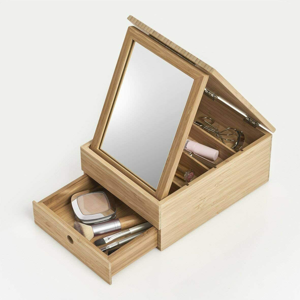 Holz-Make-up-Box mit Spiegel Holz-Make-up-Box mit Spiegel im Deckel und offener Schublade mit Kosmetikartikeln, frontal fotografiert.