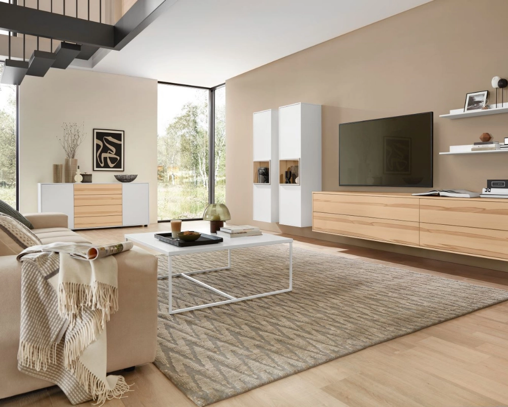 Modernes Wohnzimmer mit klarer Linienführung, heller Wohnwand und gemütlicher Sitzgelegenheit. Wohnzimmer mit heller Wohnwand in Holz-Weiß-Optik, Sofa, Couchtisch und Teppich im modernen, minimalistischen Design