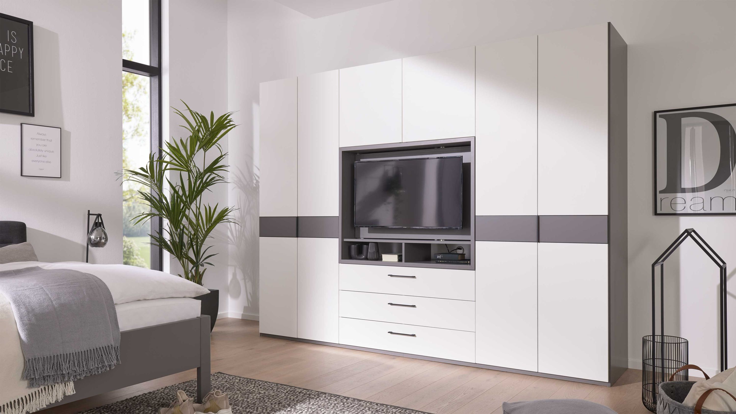 Interliving Kleiderschrank Serie 1207  Kleiderschrank mit TV-Nische Weiß & Manhattan  sechs Türen, zwei Schubladen, Breite ca. 302 cm