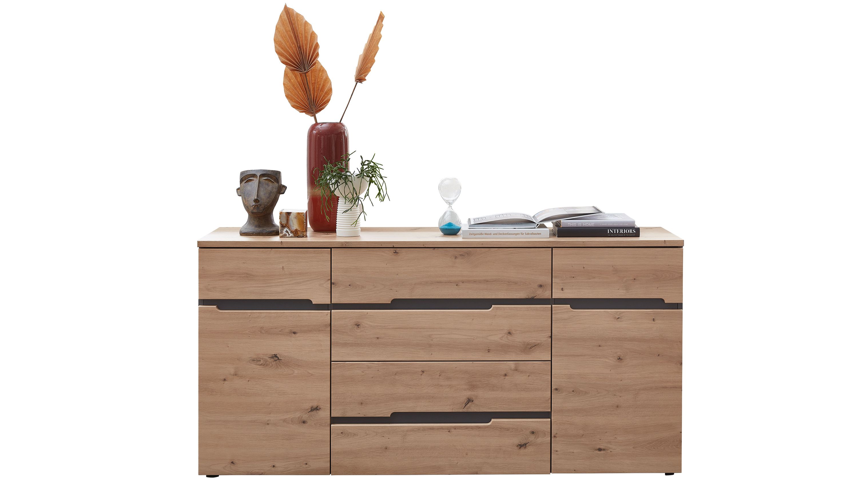Sideboard in Holzoptik mit Schubladen und Türen Sideboard mit drei Schubladen und zwei Türen in Holzoptik mit dunklen Griffleisten und Dekoration