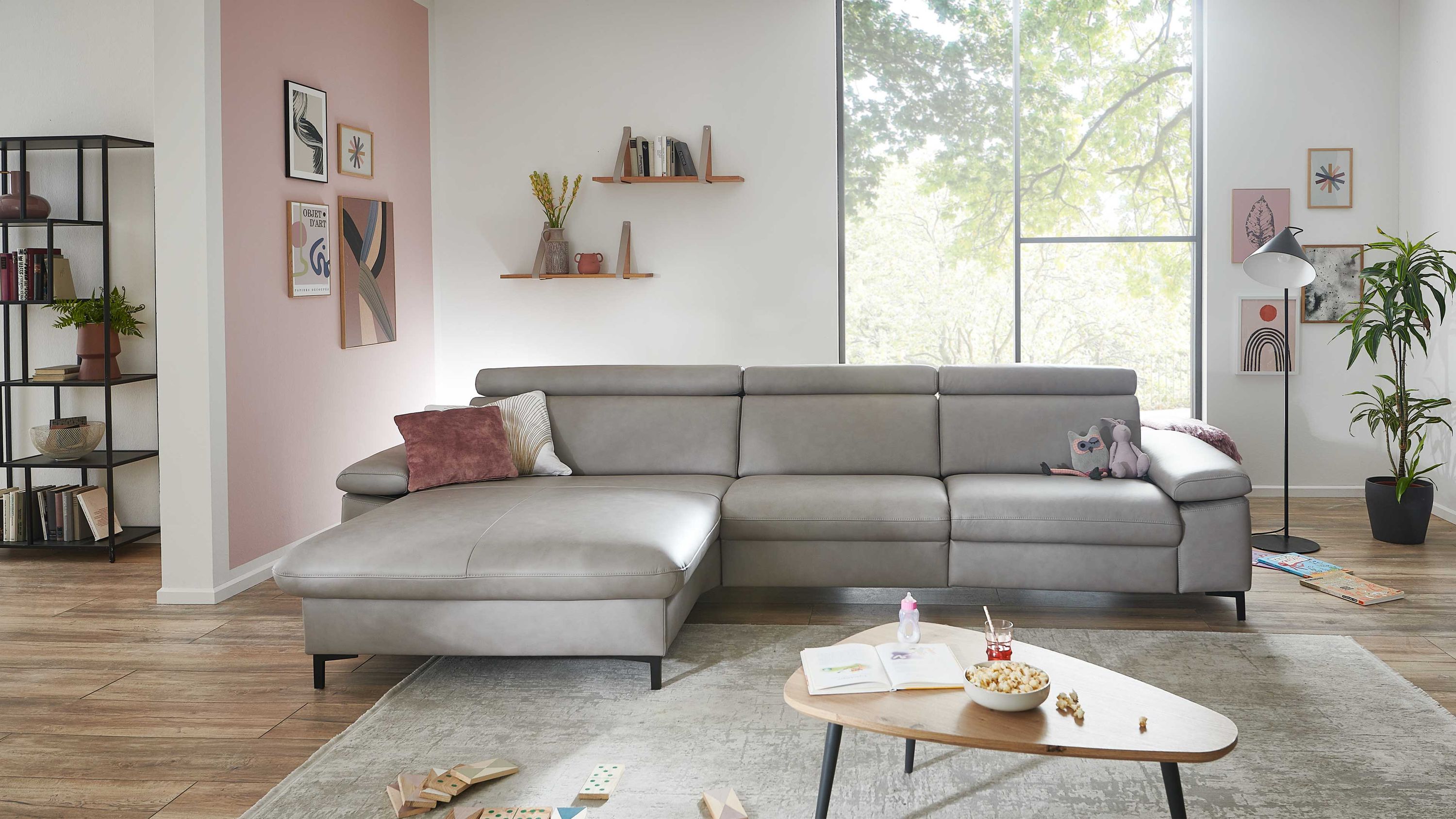 Ecksofa mit alufarbenem Lederbezug und schwarzen Winkelfüßen in modernem Wohnzimmer