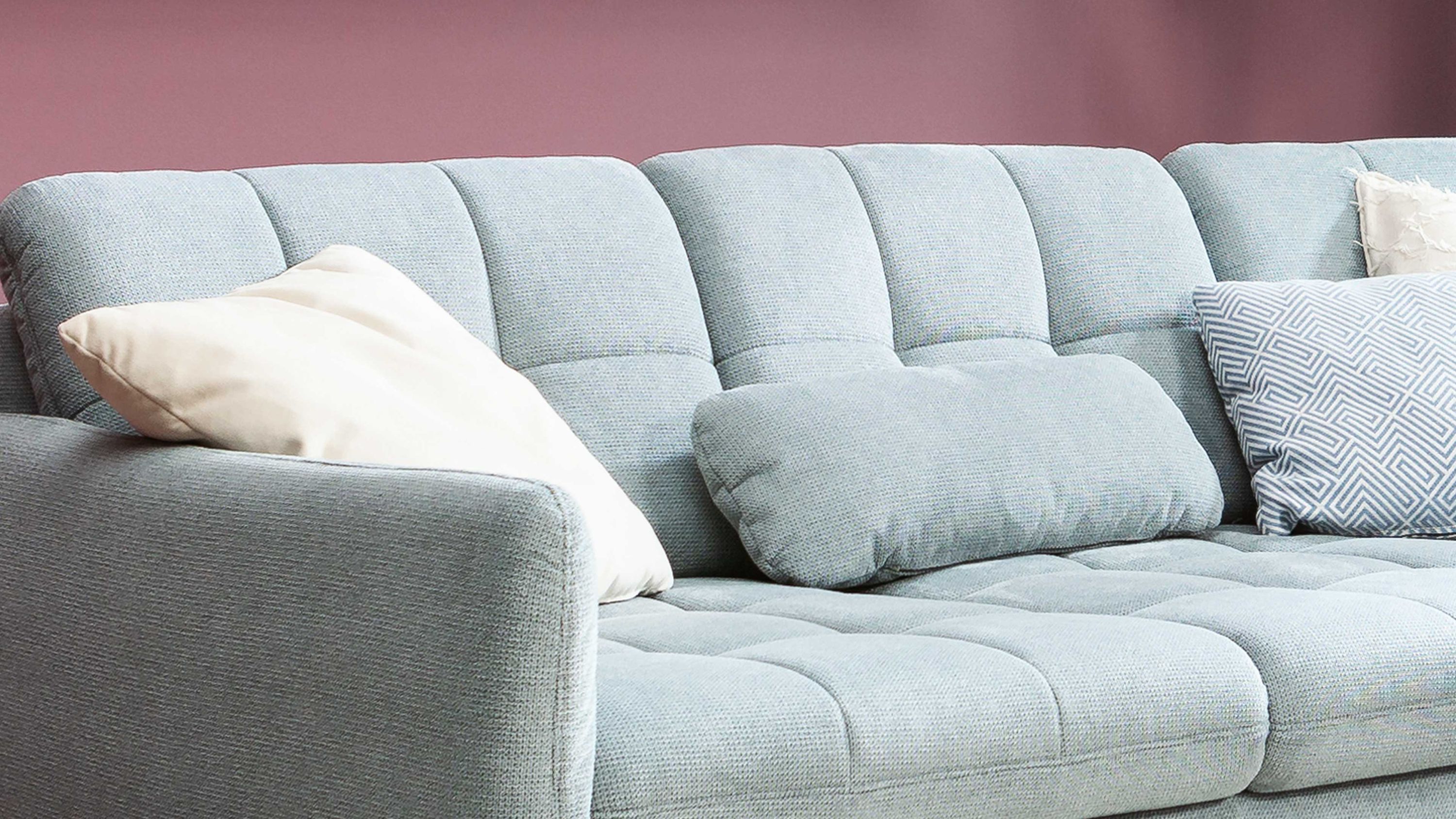 Nierenkissen in stahlfarbenem Chenille auf hellgrauem Sofa mit weiteren Kissen
