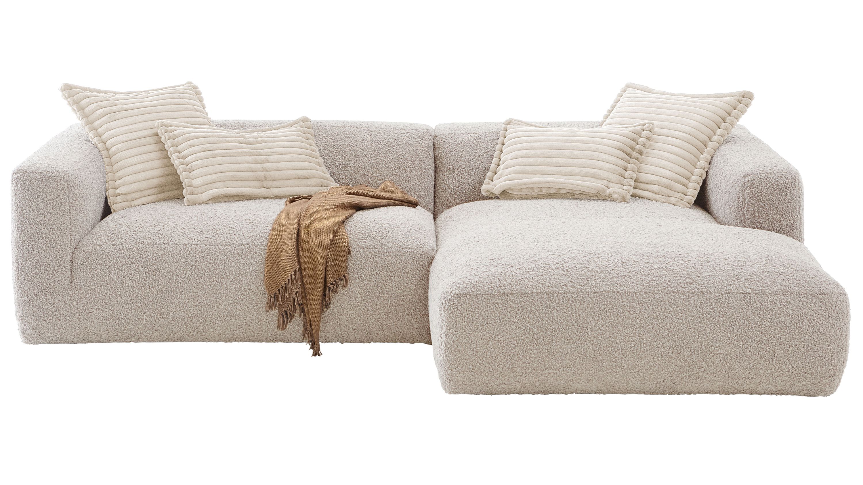 Ecksofa mit weißen Bezügen und zwei Armlehnen mit vier gestreiften Kissen und brauner Decke