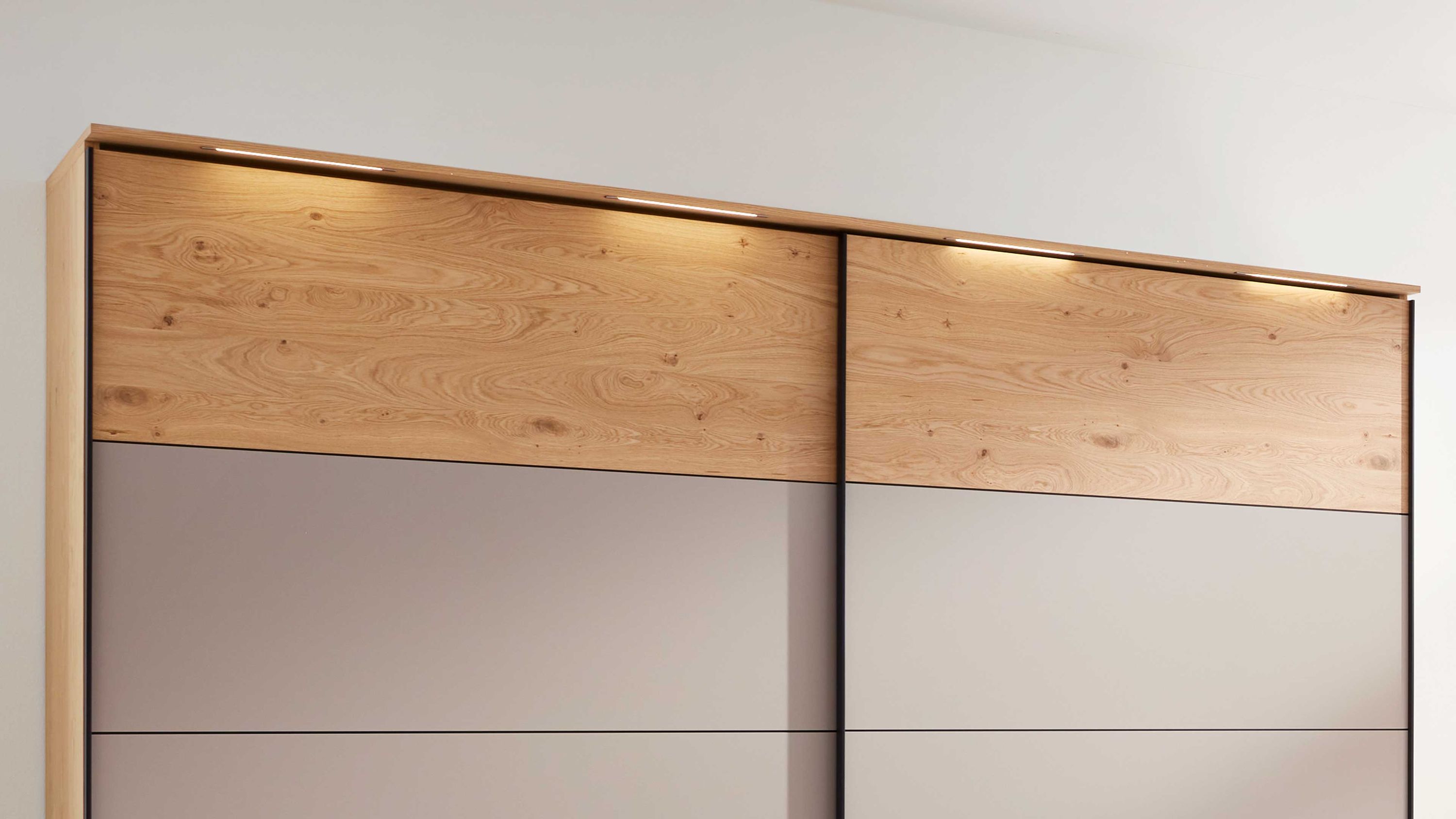 Schiebetürenschrank mit Holz- und grauen Flächen Schiebetürenschrank mit zwei Türen in Holzoptik und grauen Flächen mit integrierter Beleuchtung