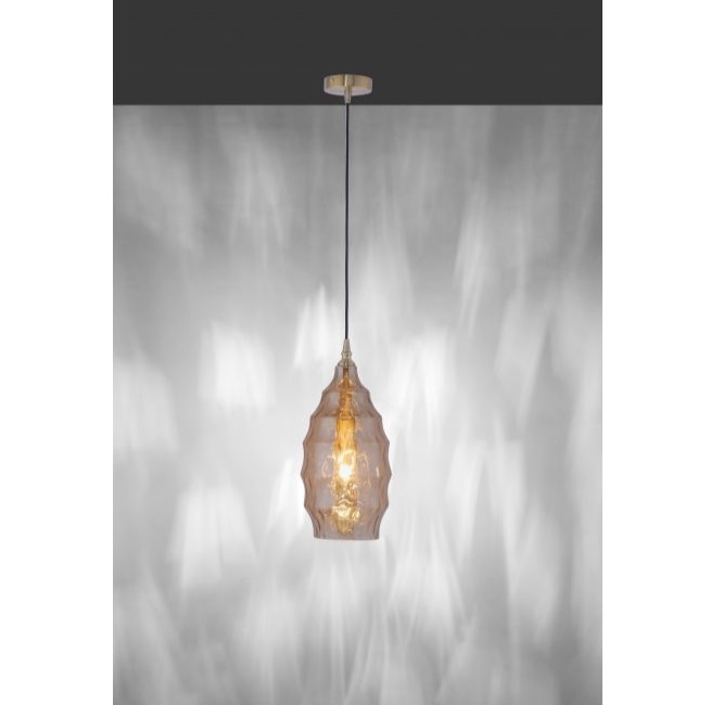 Pendelleuchte mit ovalem Glasschirm leicht schräg frontal im Innenraum fotografiert sanfter Lichtschein sichtbar