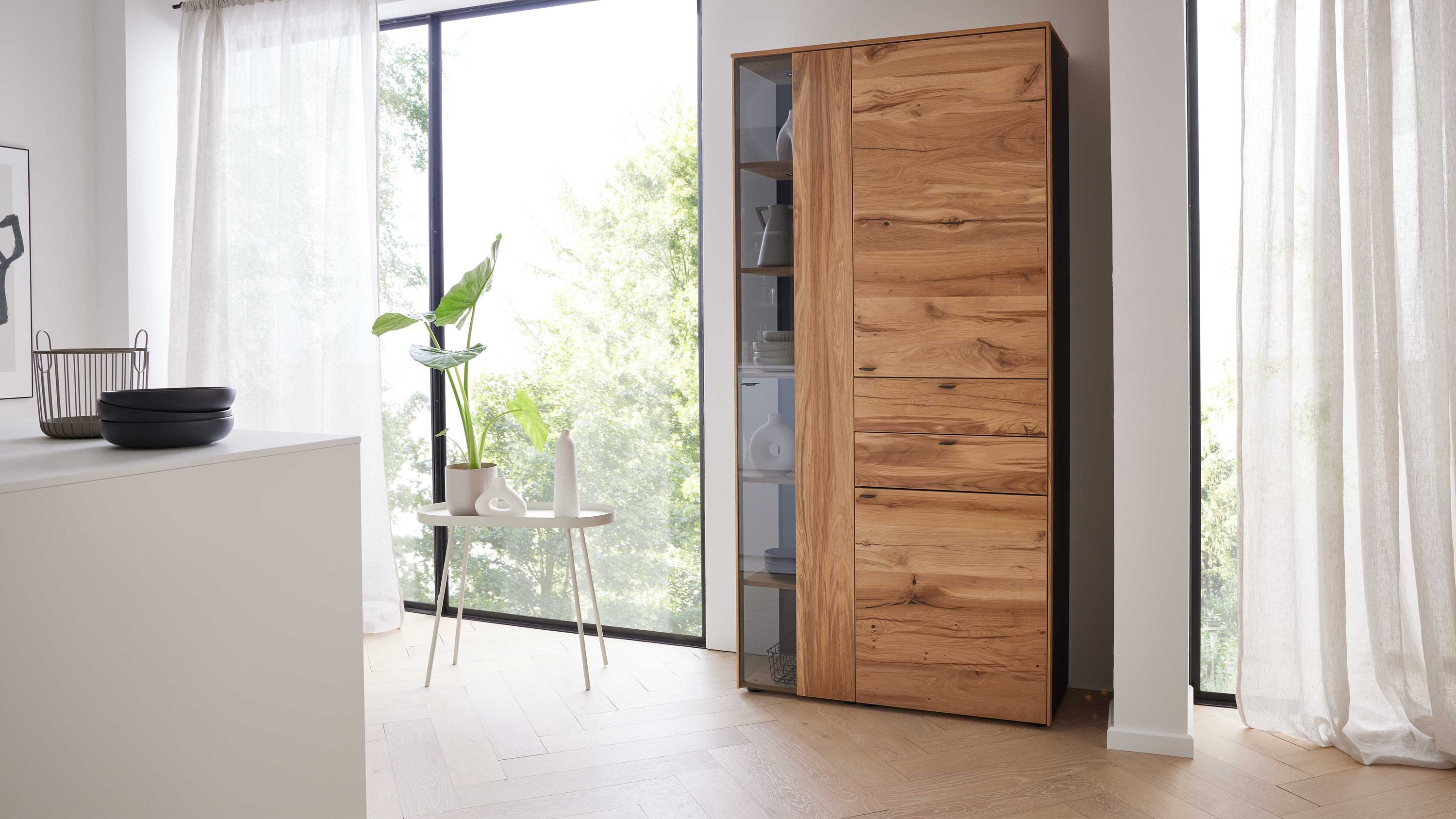 Interliving Esszimmer Serie 5604 - Vitrine V745-0300R Eiche rustico - drei Türen, zwei Schubladen