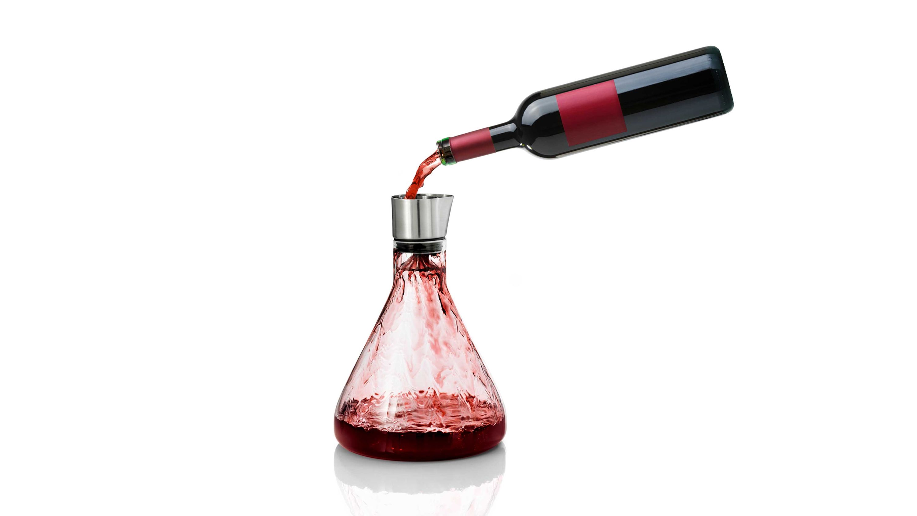 Dekantierkaraffe mit Edelstahlverschluss und klarem Glas Dekantierkaraffe mit konischer Form und Edelstahlverschluss roter Wein wird eingegossen