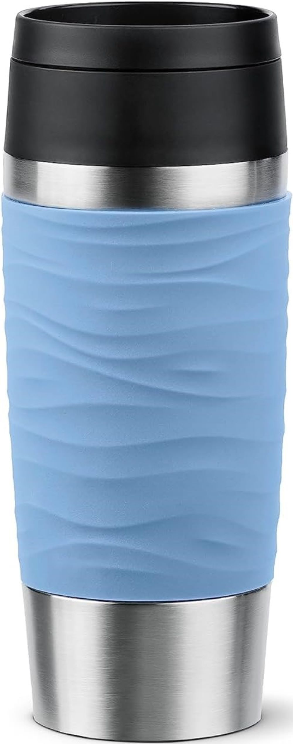 Pastelblauer Thermobecher mit Edelstahl – stilvoller Becher mit rutschfester Struktur Thermobecher mit Edelstahlkörper und blauem Griff in Wellenstruktur Deckel schwebt darüber frontal aus Augenhöhe