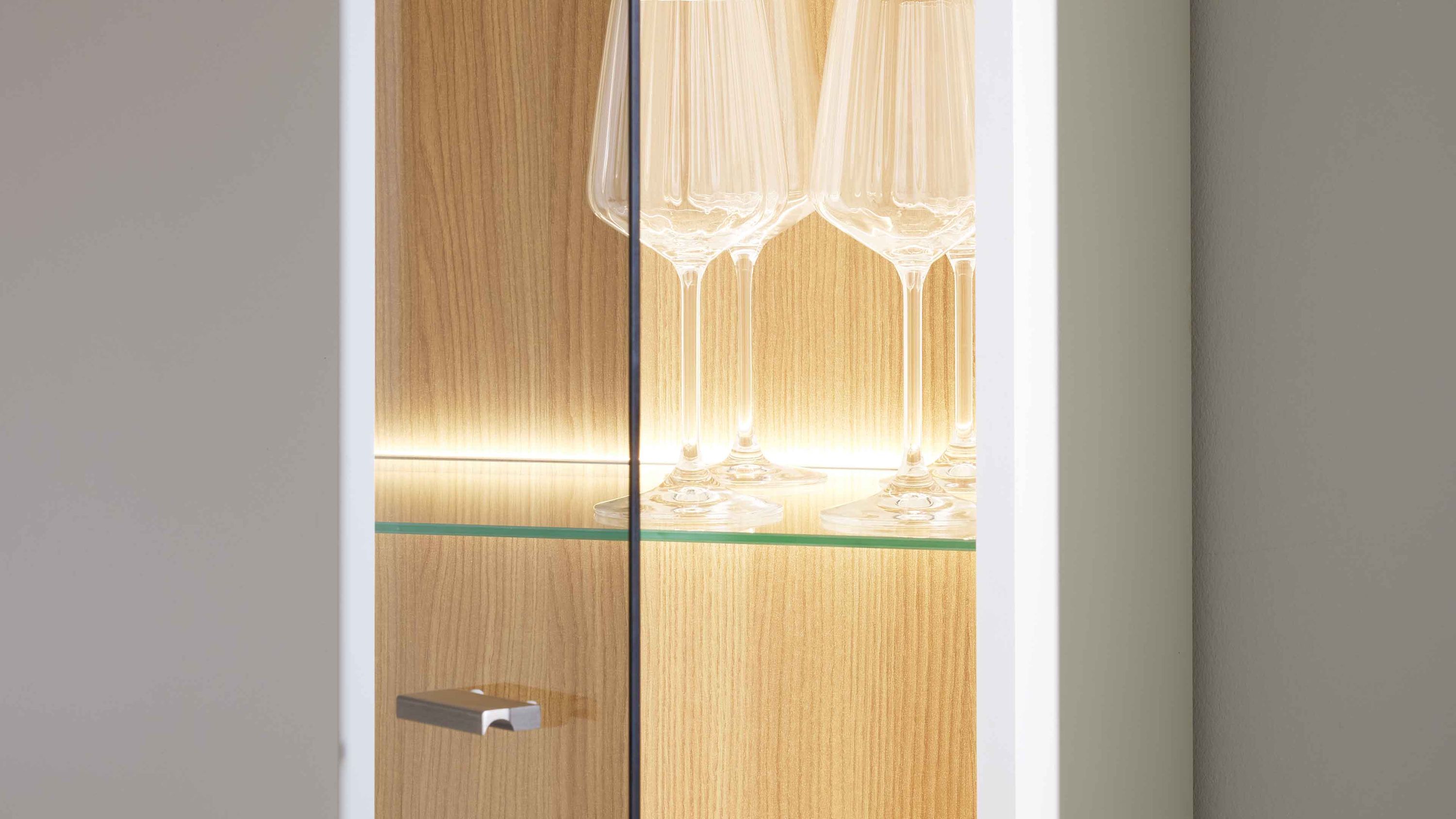 Vitrine mit Glastür innen Holzoptik und LED-Beleuchtung mit Gläsern auf Glasboden