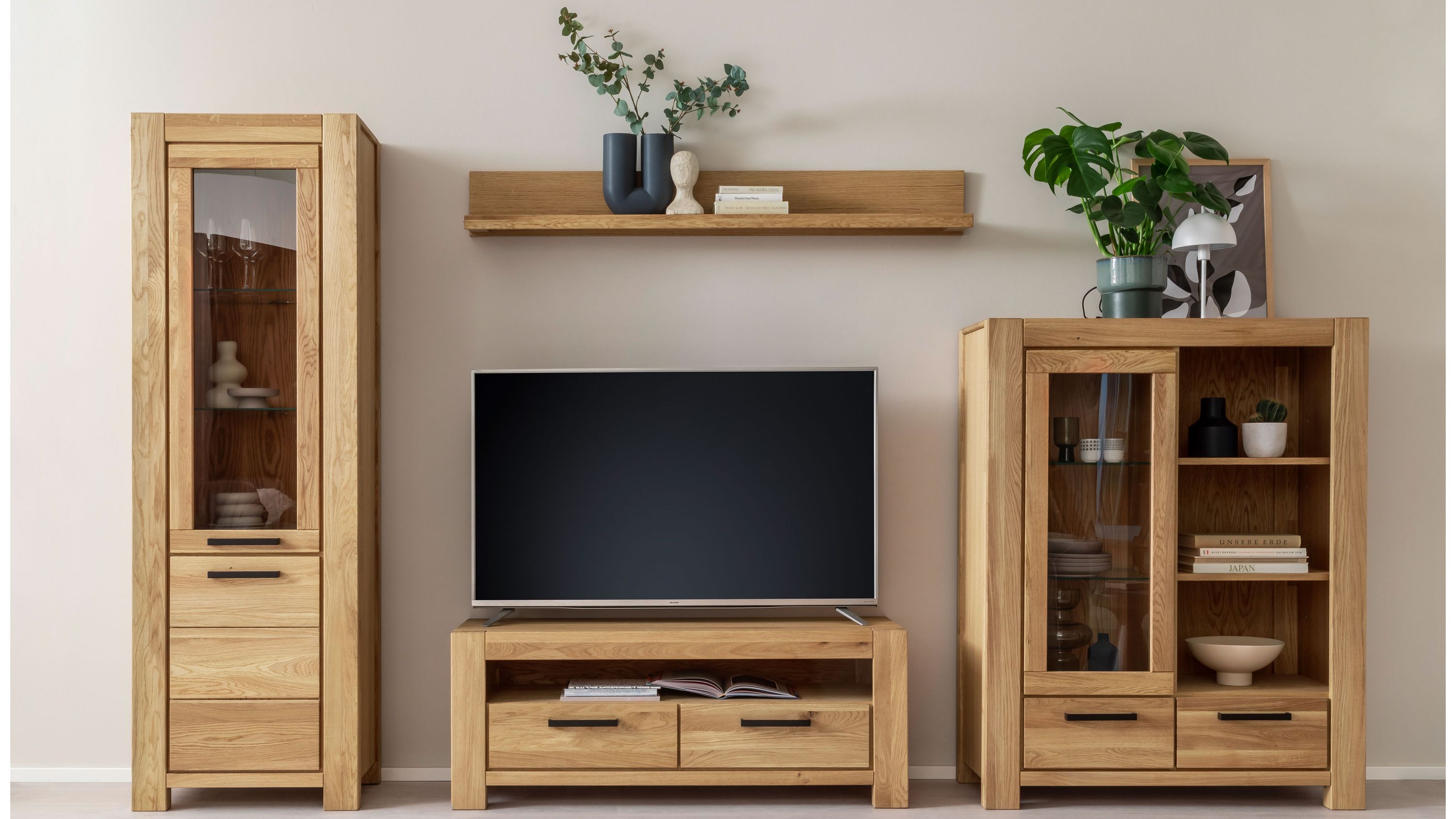 Vierteilige Wohnwand aus hellem Holz mit Vitrine und TV-Board Vierteilige Wohnwand aus hellem Holz mit Vitrine TV-Board Hängeregal und Sideboard mit Glastüren