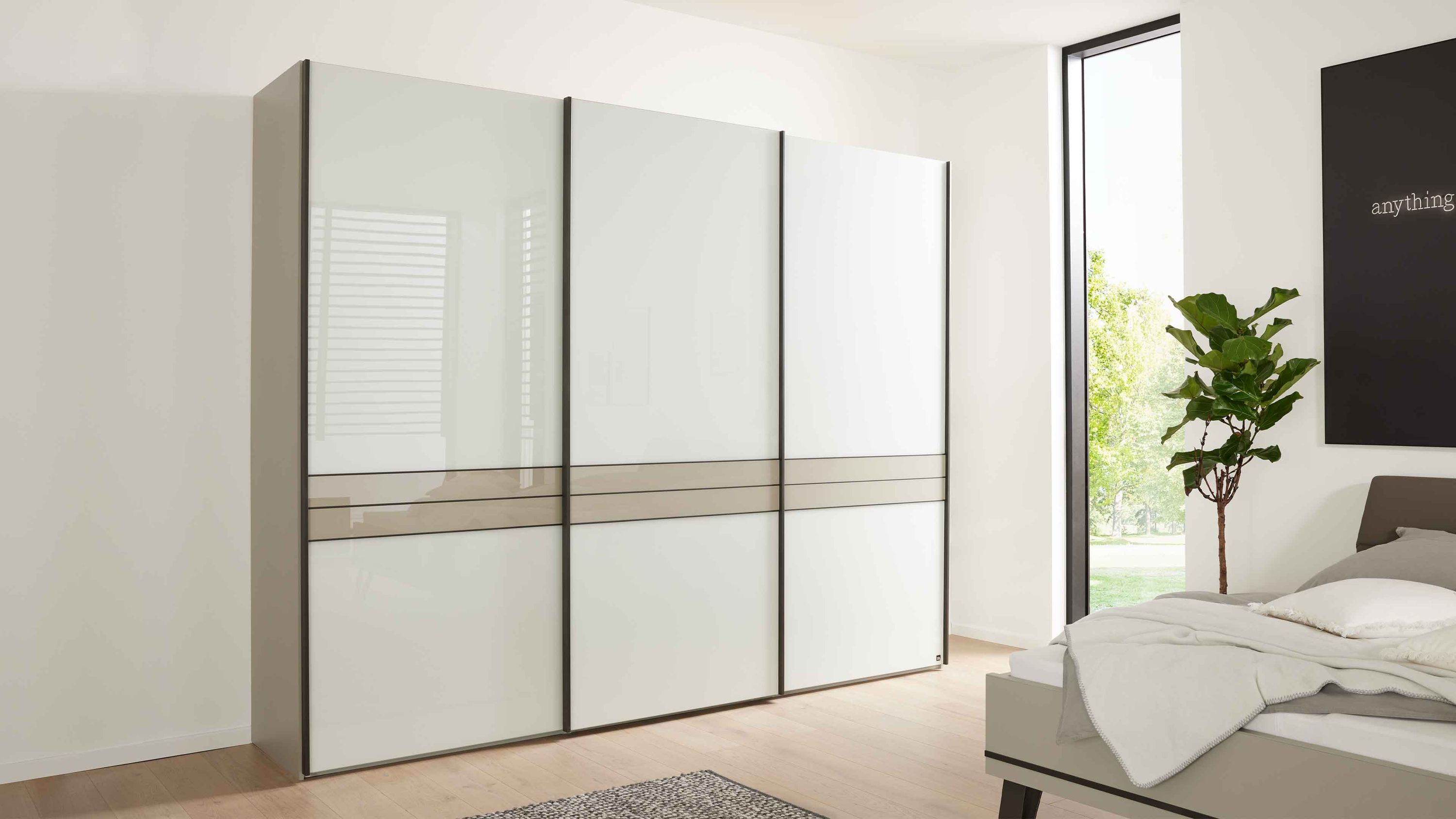 Dreiteiliger Schwebetürenschrank mit weißen und grauen Fronten und horizontalen Streifen
