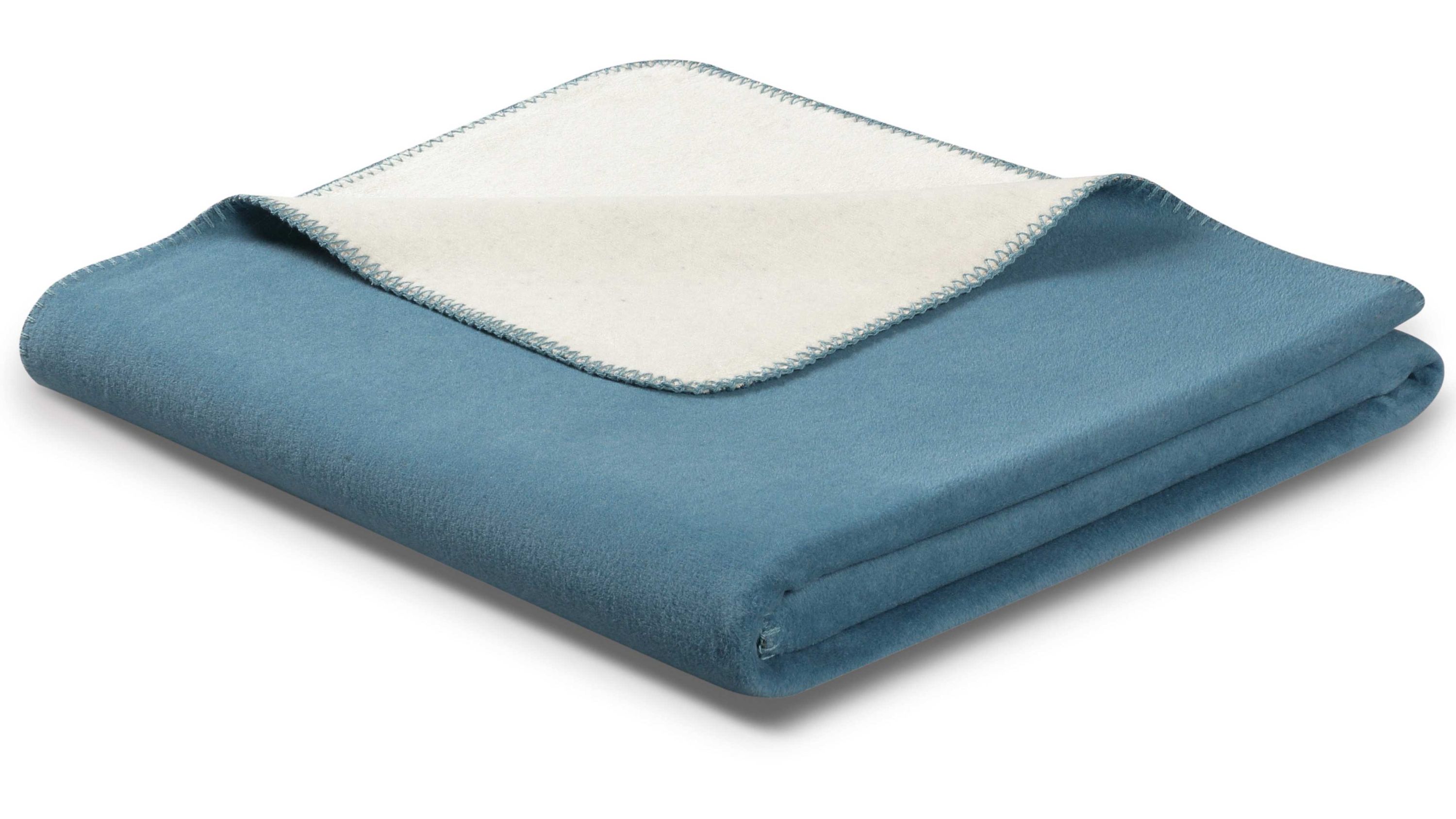 Gefaltete Wendedecke in blau und ecru mit sichtbarer Ziernaht