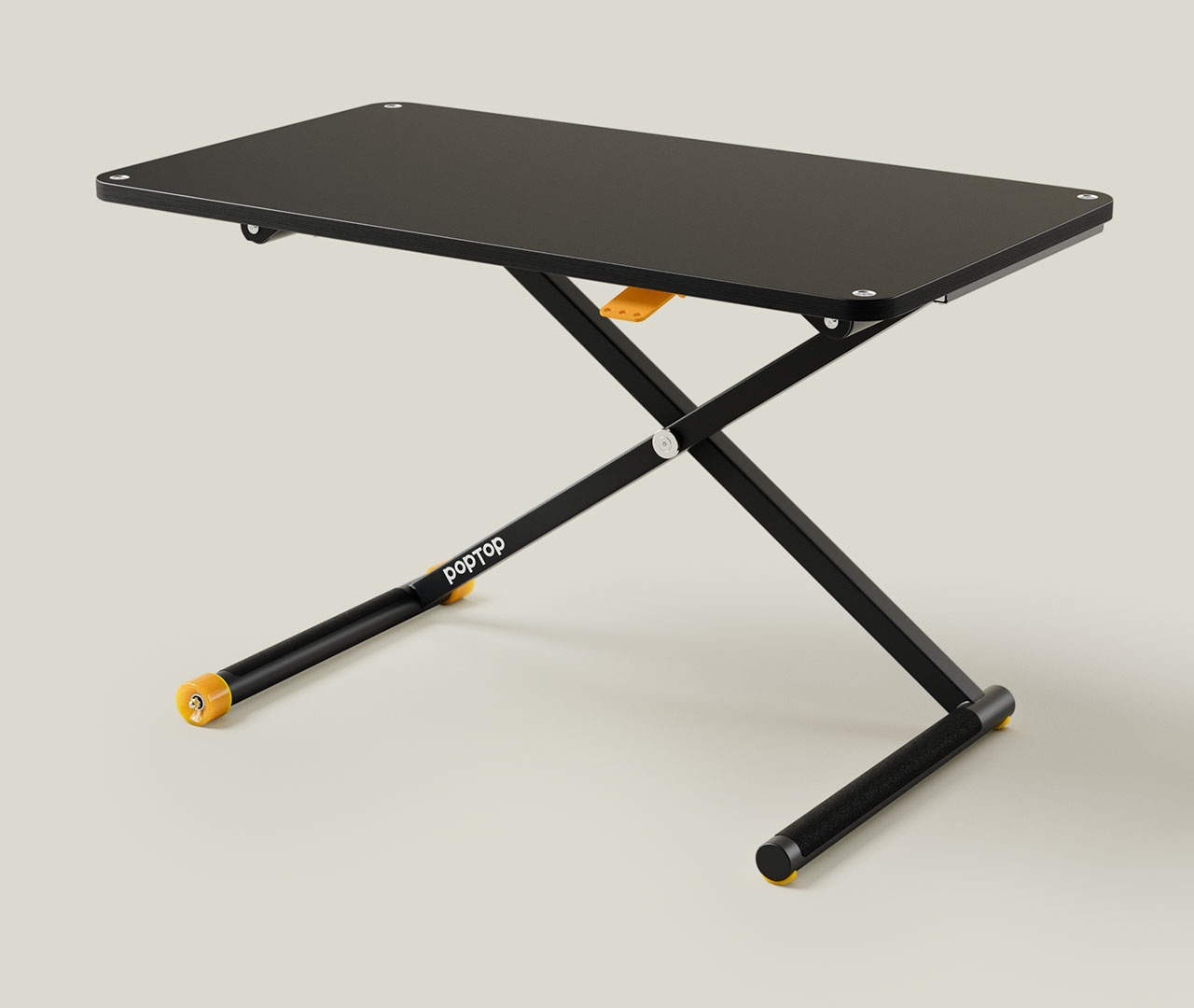 Schwarzer Schreibtisch in hochgefahrener Position mit X-Gestell und gelben Akzenten an den Streben.