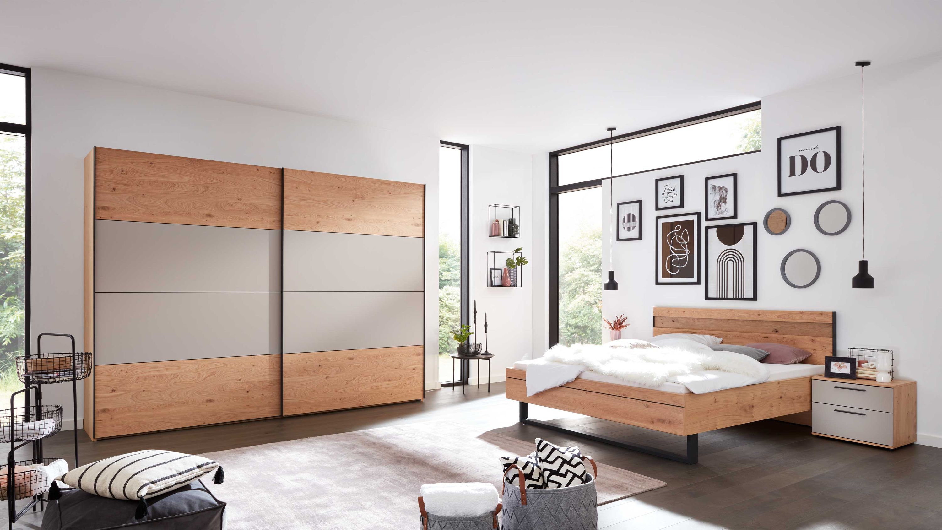 Schlafzimmer mit Schwebetürenschrank und Holzbett in Taupe und Balkeneiche Schlafzimmer mit Schwebetürenschrank in Holzoptik und Taupe Bett mit Holzrahmen und grauem Nachttisch
