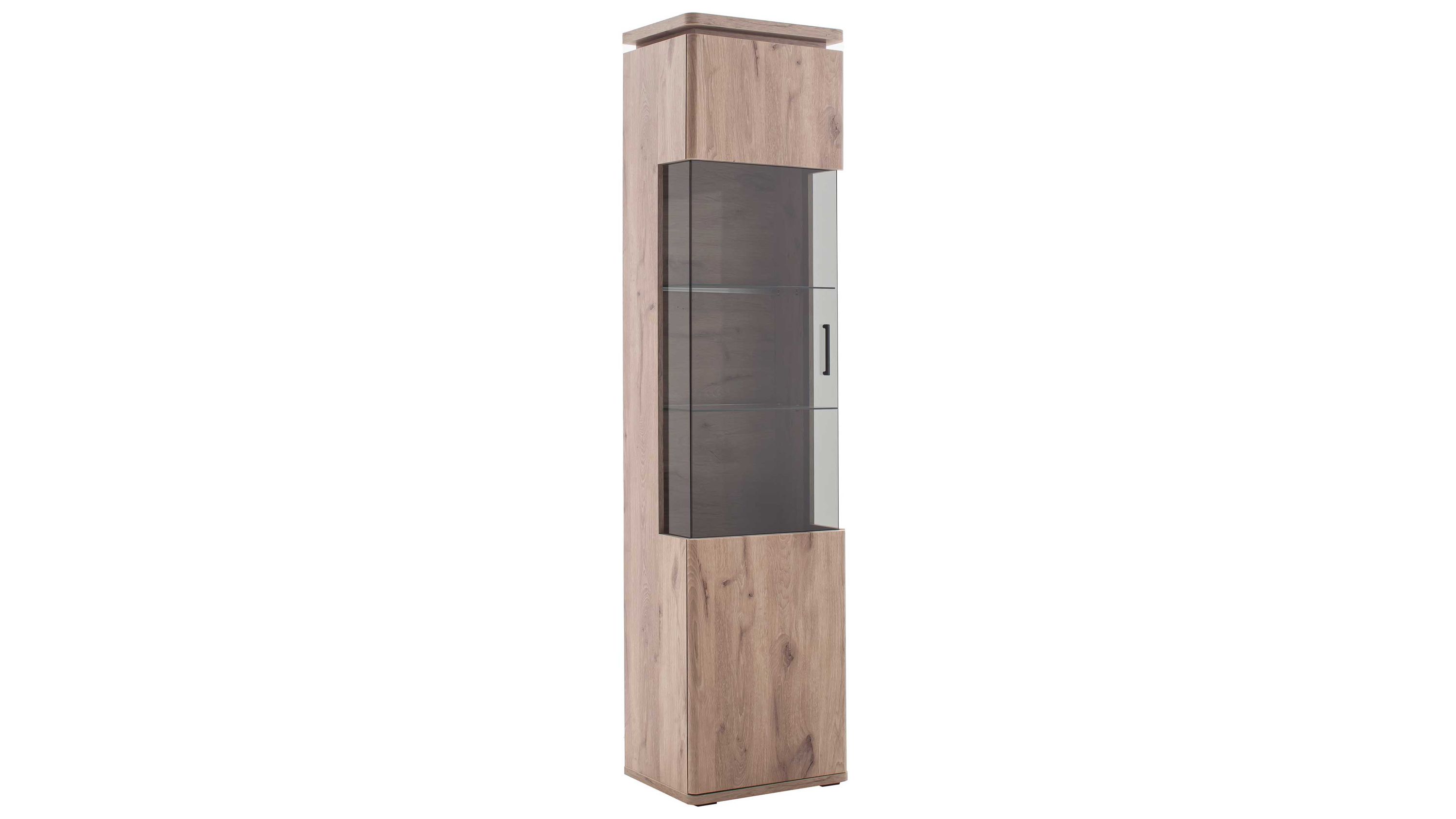 Hohe Vitrine mit einer Holztür unten und einer Glastür oben in heller Holzoptik
