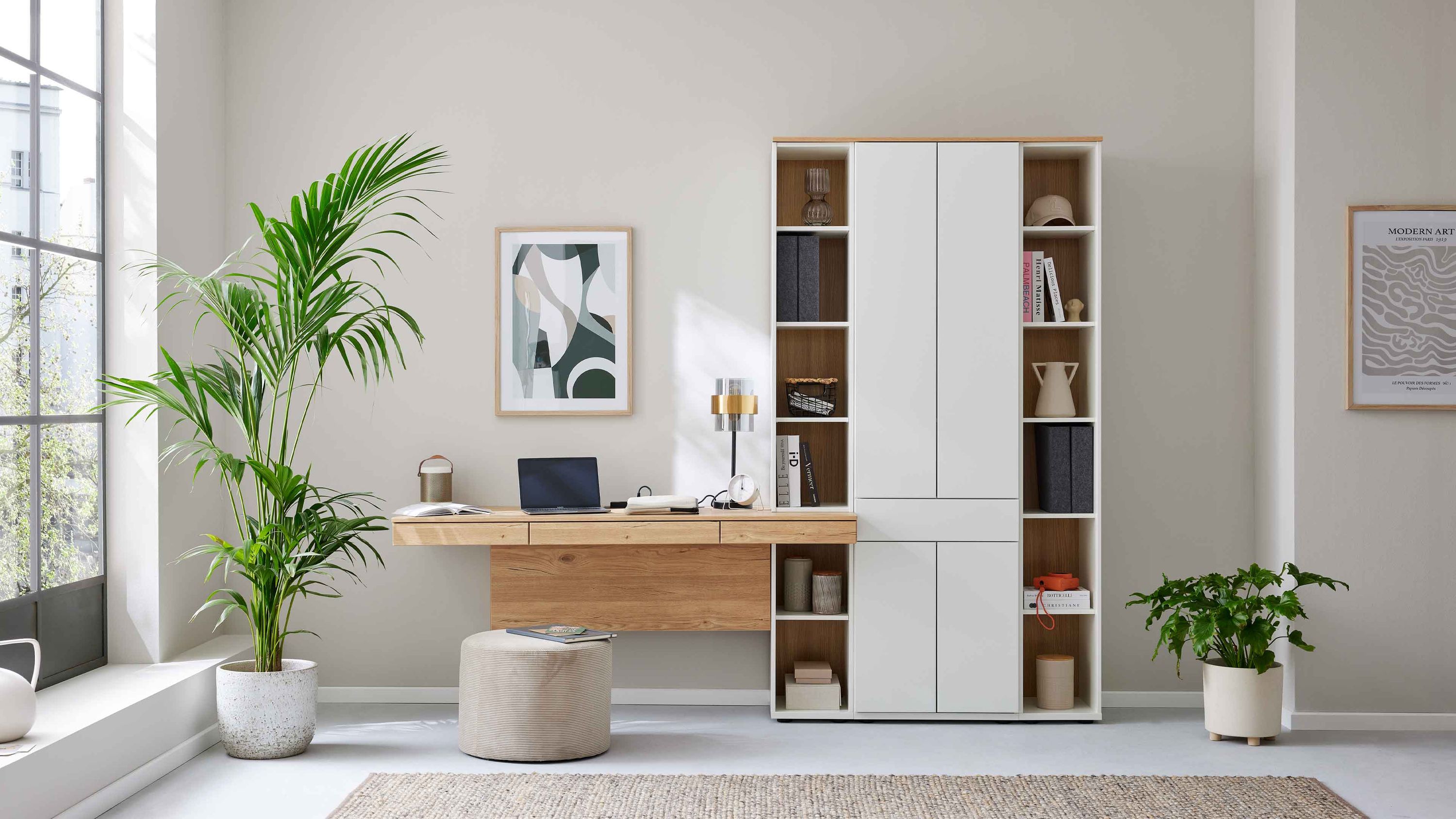 Homeoffice-Kombination mit Schreibtisch und Regalen in Weiß und Holzoptik Homeoffice-Kombi mit weißen Türen und Regalfächern in Holzoptik links schwebender Schreibtisch mit Schubladen