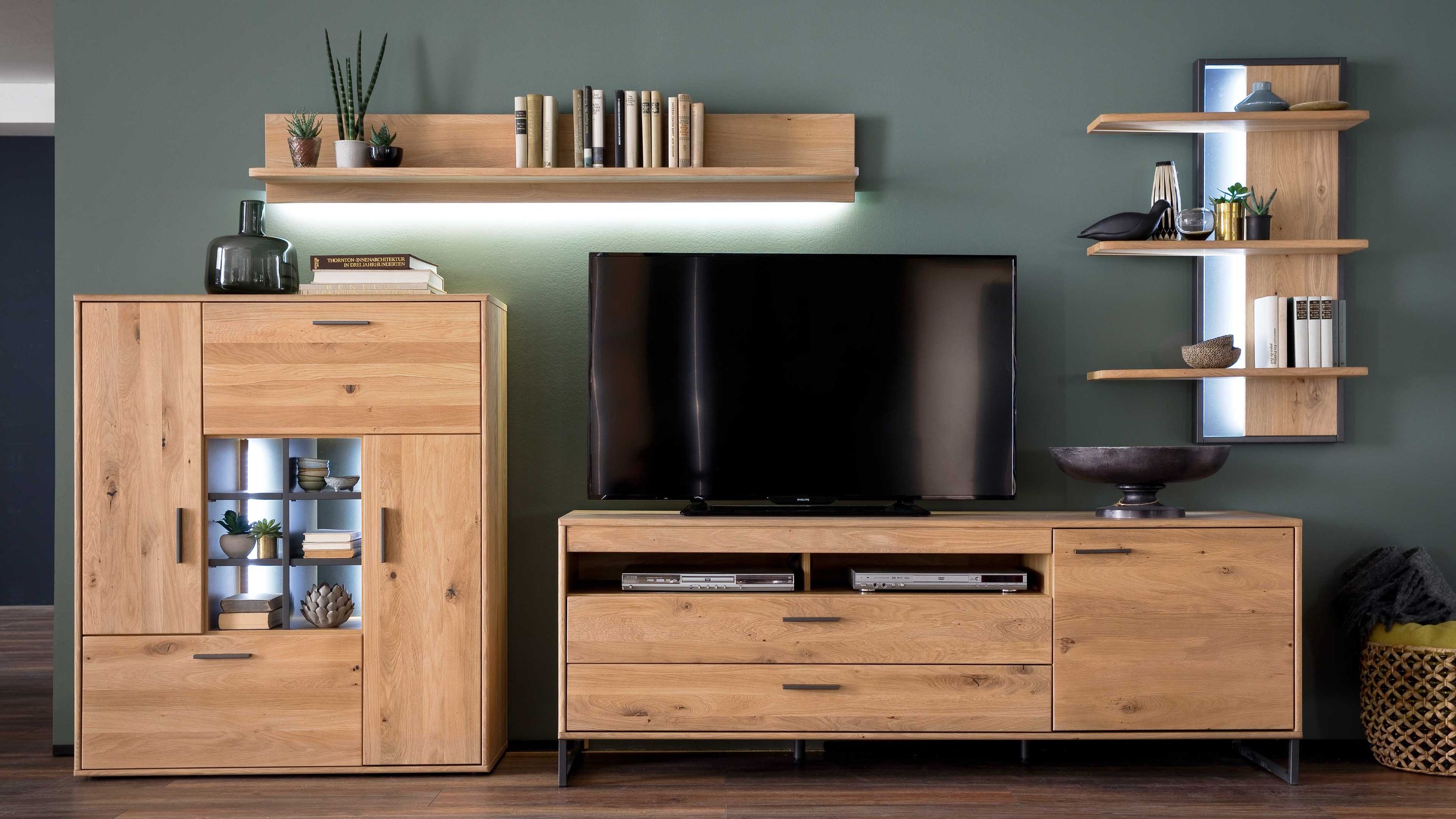 Vierteilige Wohnkombination aus Holz mit Schränken Regalen und TV-Board in hellbraun und anthrazit
