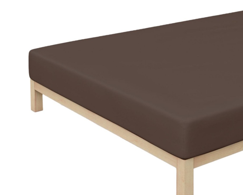 Braunes Jersey-Spannbettlaken straff über Matratze auf hellem Holz-Bettgestell, schräg von oben fotografiert