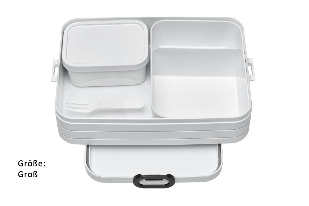 Große weiße Mepal-Lunchbox mit Fächern, kleiner Dose und Gabel, freigestellt vor weißem Hintergrund