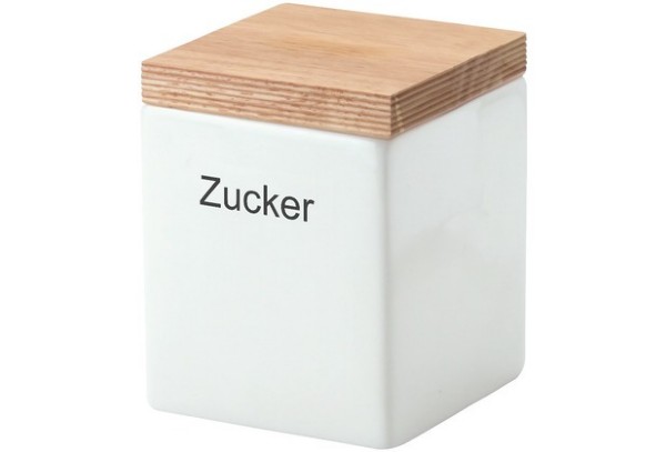 Weißer Keramikbehälter mit Holzdeckel und der Aufschrift „Zucker“, freigestellt vor weißem Hintergrund