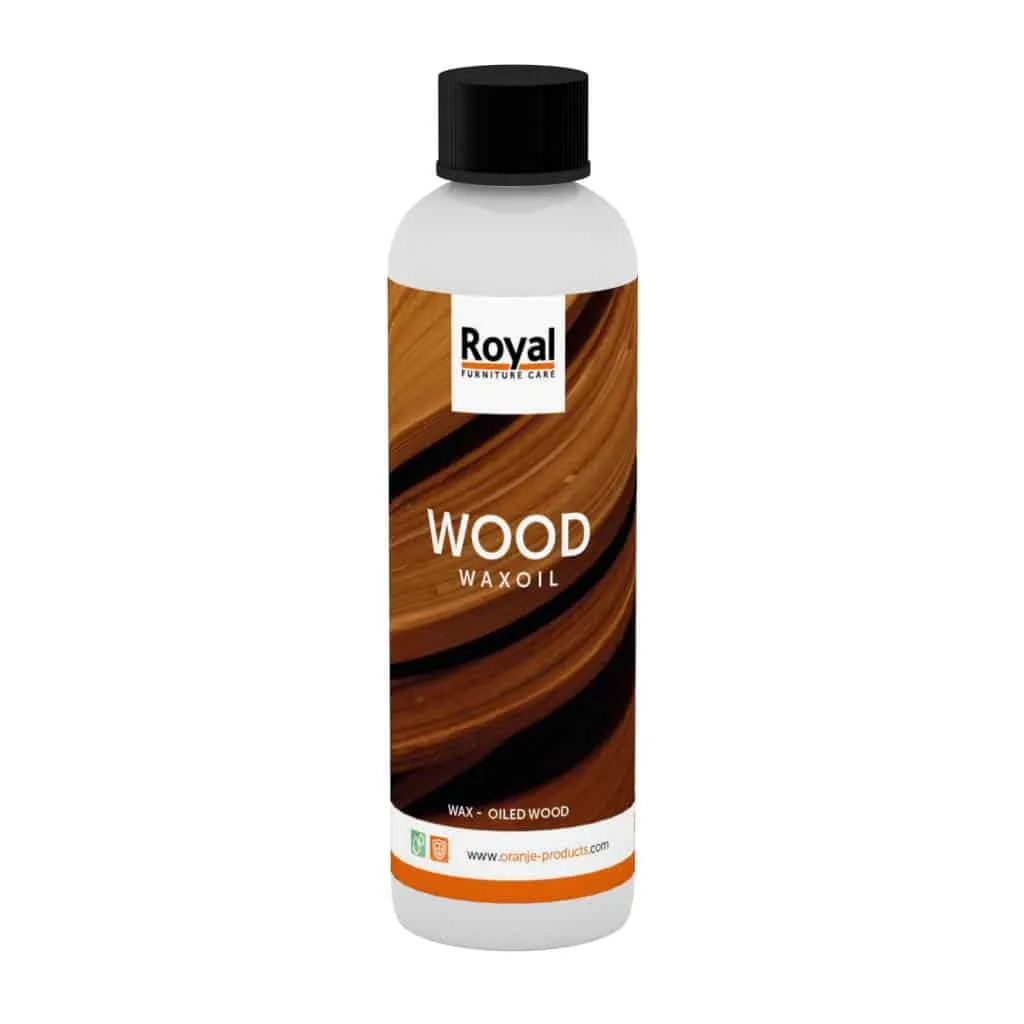 Flasche „Royal Wood Waxoil“ von Oranje vor Holzmaserung – Holzpflegeöl mit Etikett frontal fotografiert Flasche Oranje Royal Wood Waxoil mit Etikett Royal Wood Waxoil auf Hintergrund mit Holzmaserung
