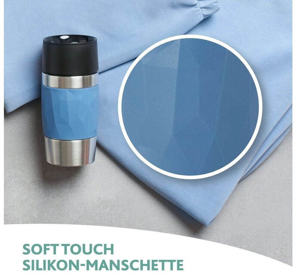 Blauer Thermobecher mit Silikonmanschette Draufsicht auf blauem Stoff daneben Ausschnitt mit Manschettenstruktur