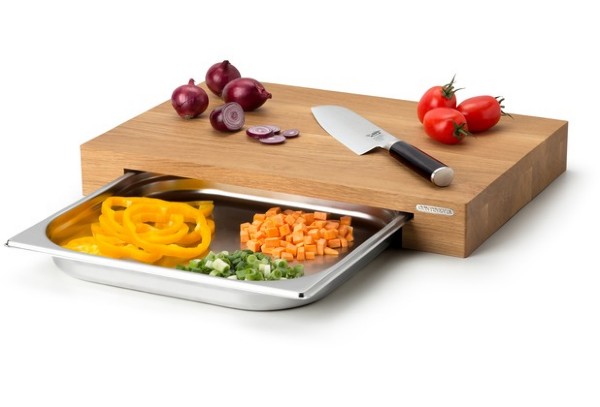 Küchenbrett aus Holz mit Edelstahl-Schublade  belegt mit Tomaten  Zwiebeln und Messer