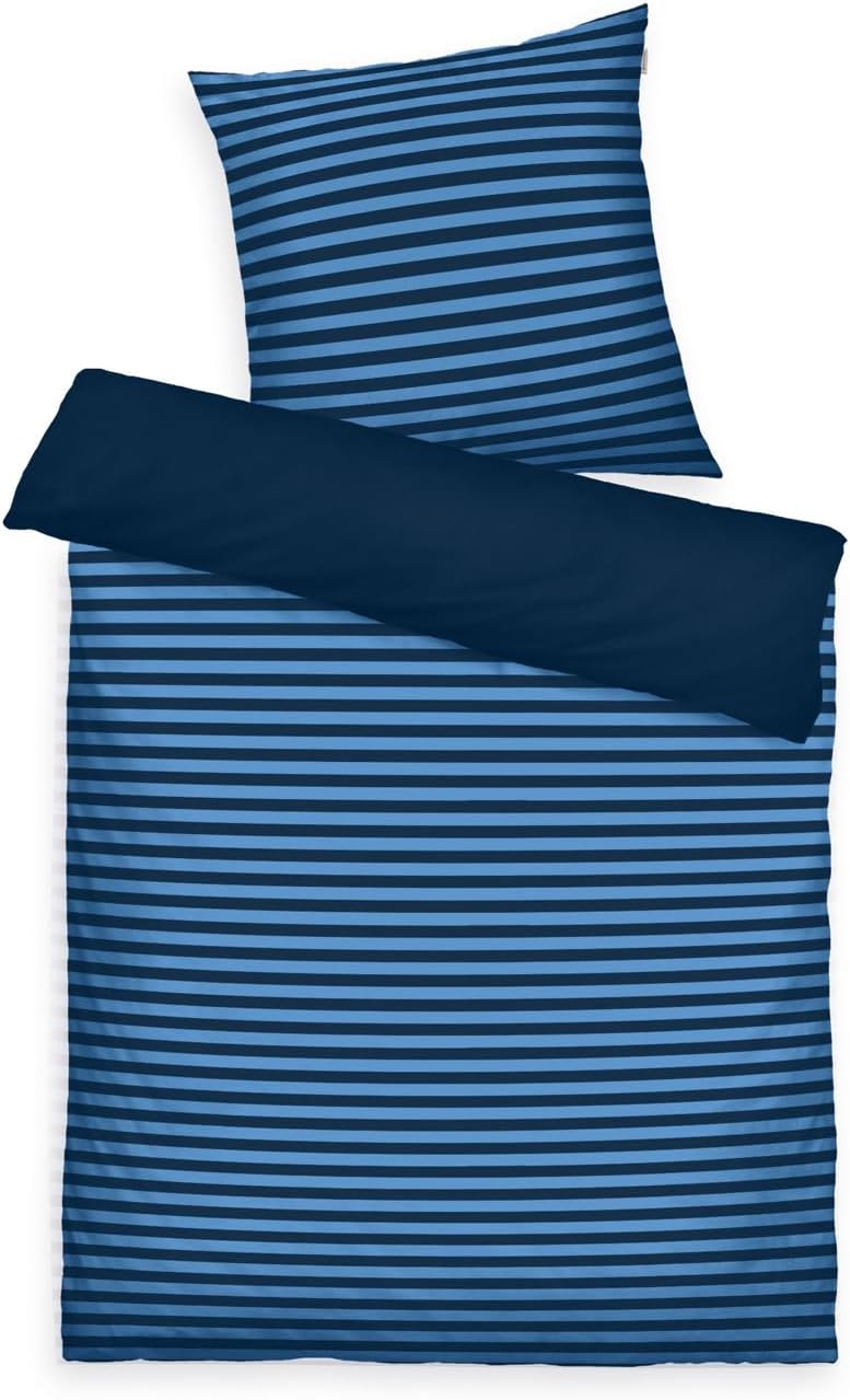 Dunkelblau-blau gestreiftes Bettwäsche-Set mit Kissen und Bettdecke, von schräg oben aufgenommen