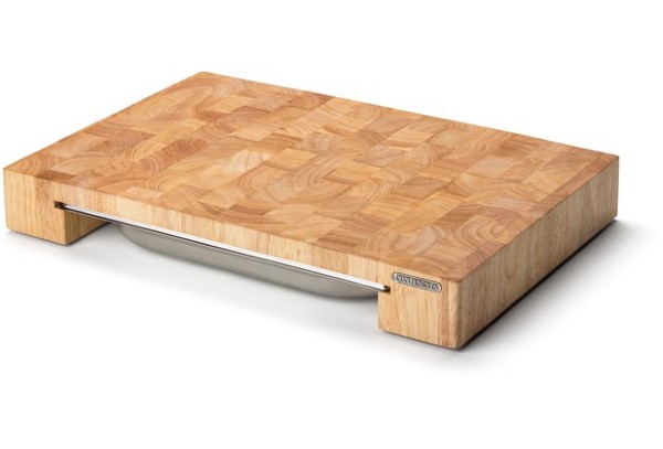 Holzschneidebrett mit Schale Rechteckiges Holzschneidebrett mit teilweise herausgezogener Metallschale darunter, frontal aufgenommen