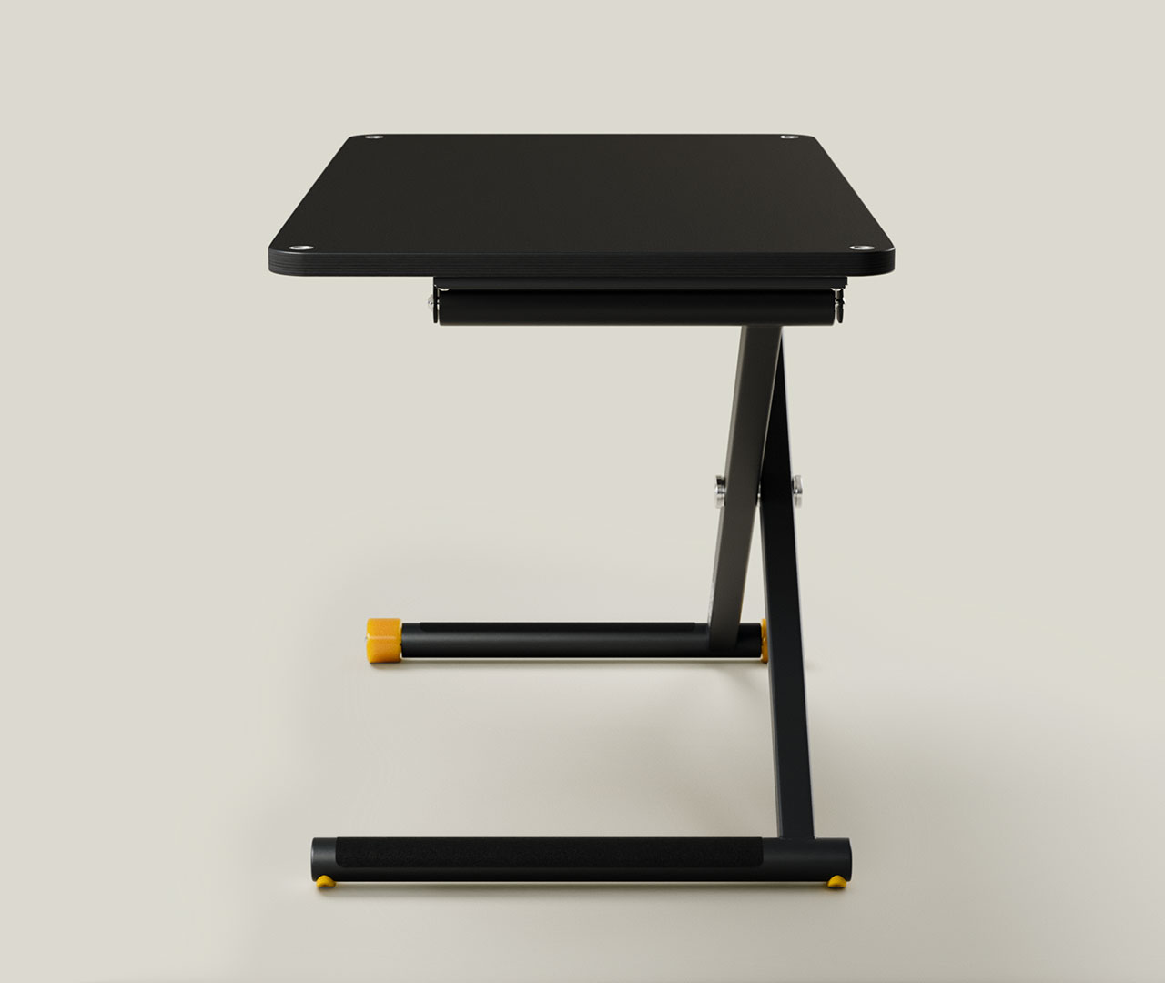 Seitliche Ansicht eines schwarzen höhenverstellbaren Schreibtischs mit T-Fuß und gelben Akzenten.