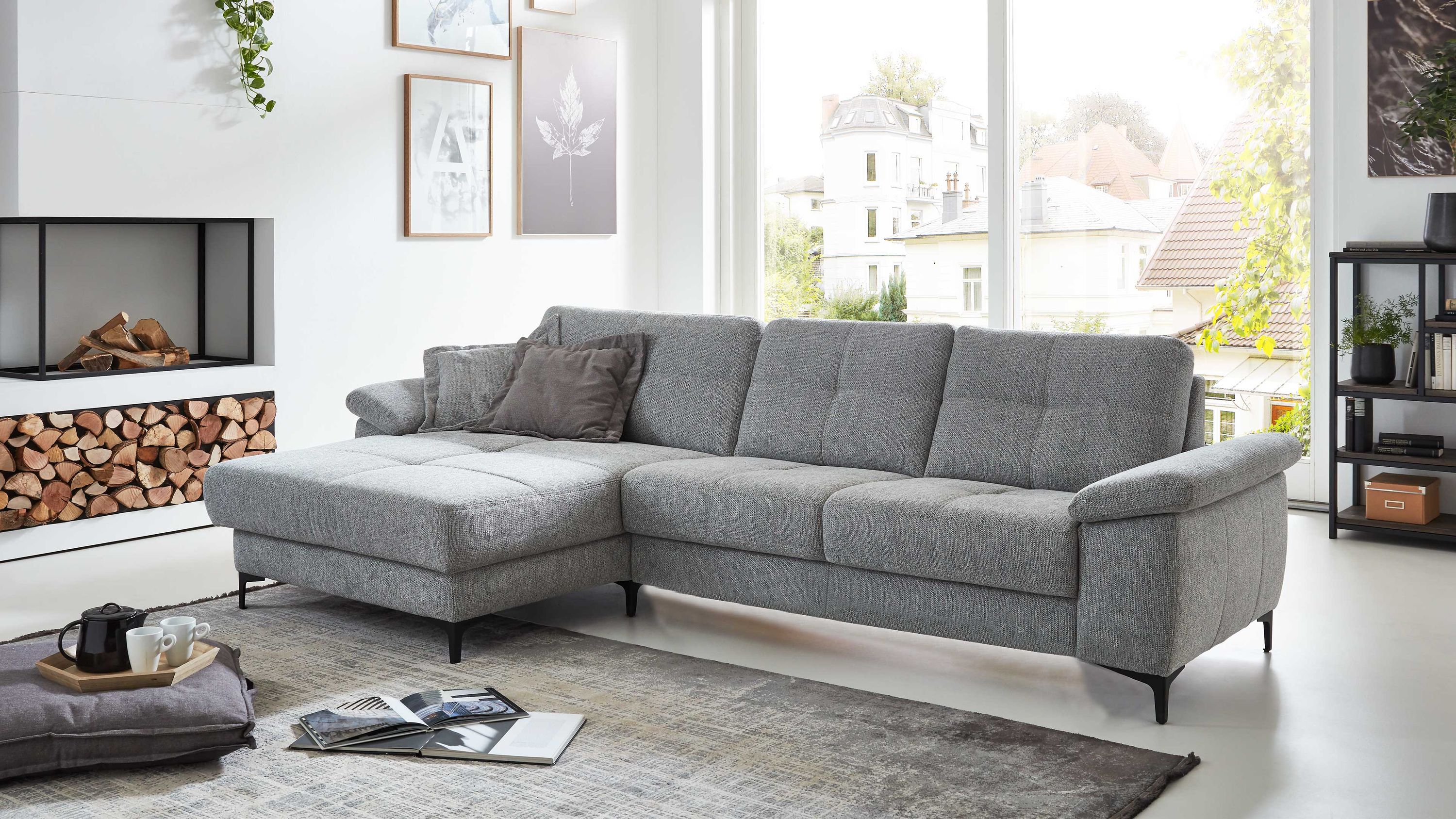Ecksofa mit frostgrauem Flachgewebe und schwarzen Metallfüßen in modernem Wohnzimmer