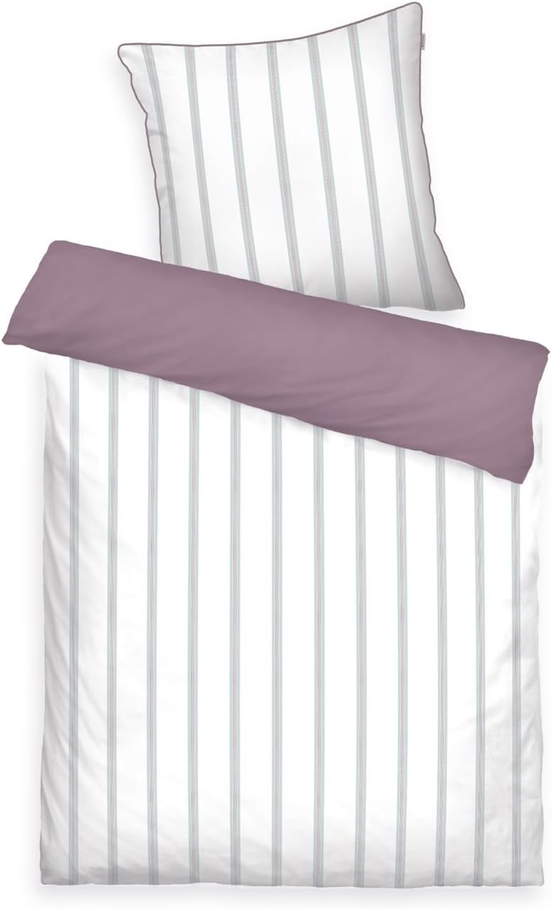 Lila-weiß gestreiftes Bettwäsche-Set mit Kissen und Bettdecke, von schräg oben aufgenommen