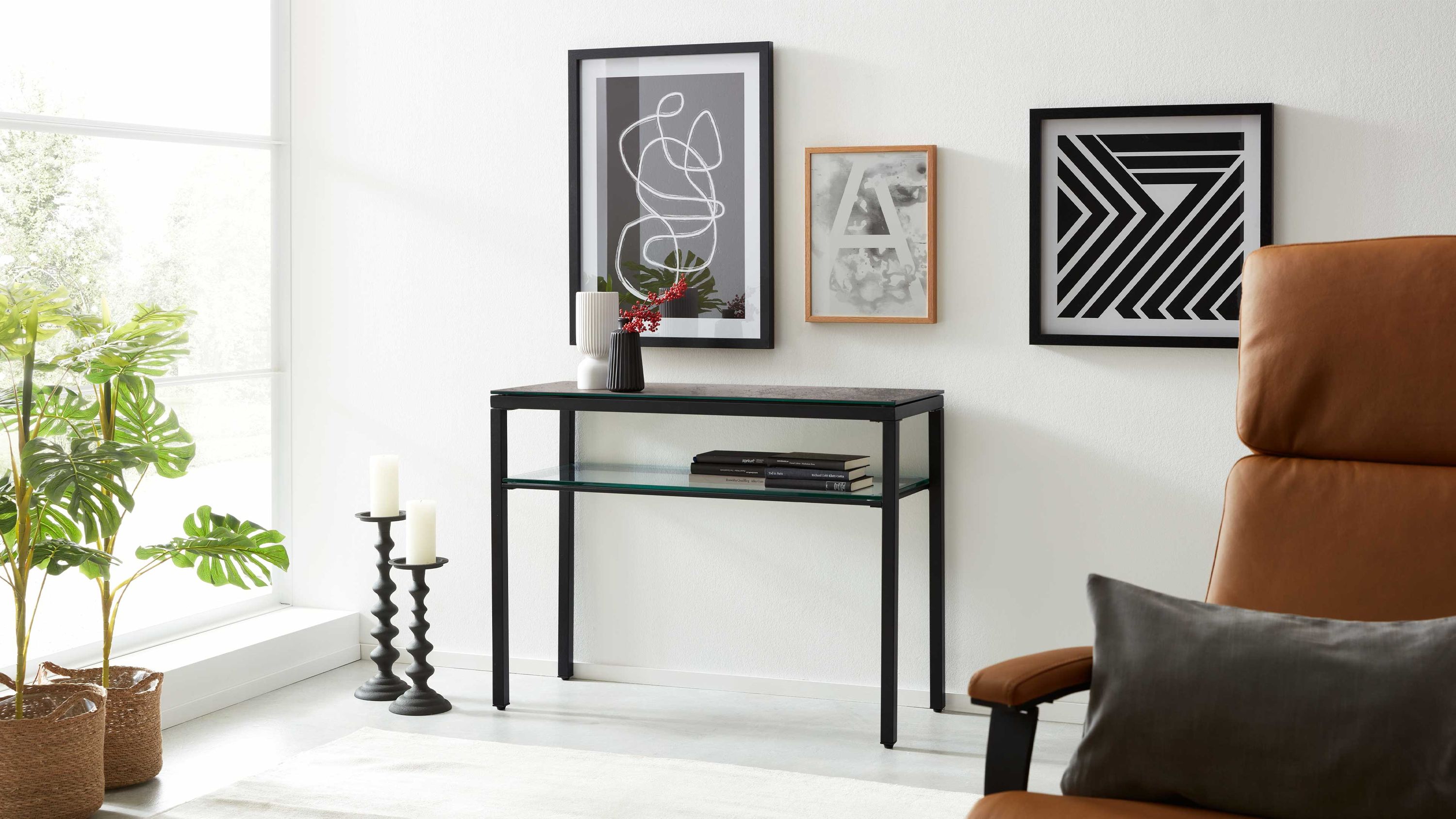 Konsoltisch mit schwarzem Gestell und grauer Platte Schmaler Konsoltisch mit schwarzem Metallgestell und grauer Tischplatte darunter ein Glasboden