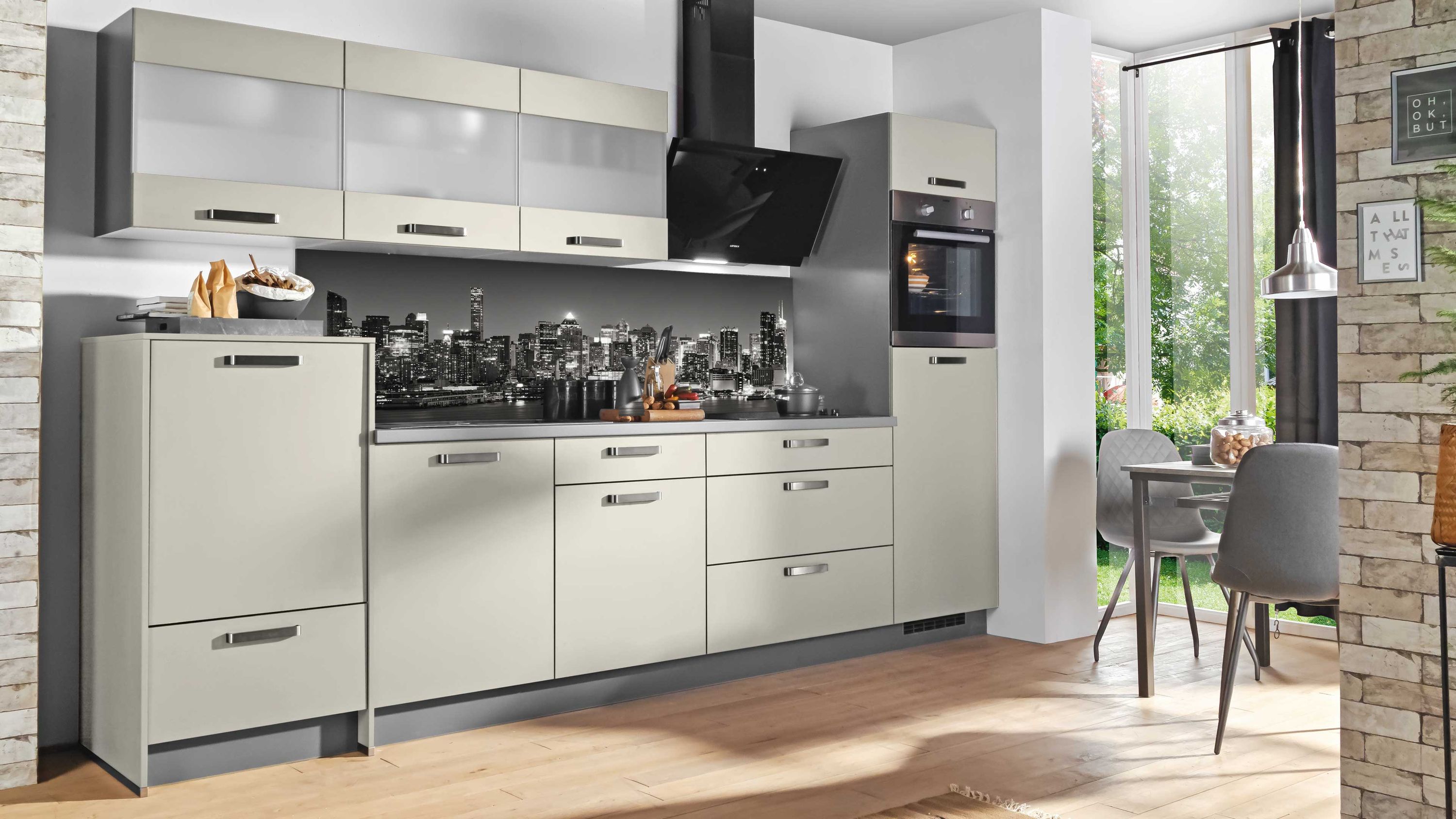 Moderne Küchenzeile in Beige-Grau mit Glasoberschränken schwarzer Arbeitsplatte und Kochfeld.