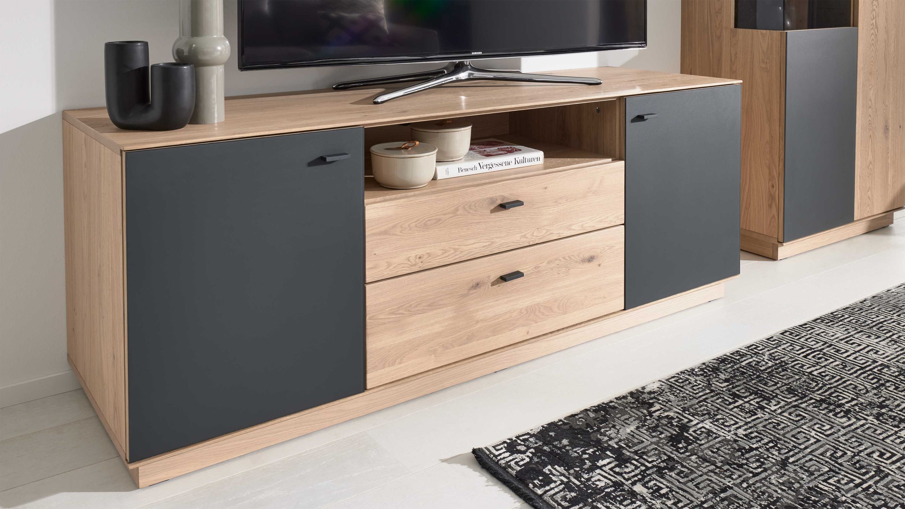 Interliving Wohnzimmer Serie 2025 - Lowboard 30 Wildeiche, Anthrazit & Kork - Breite ca. 165 cm