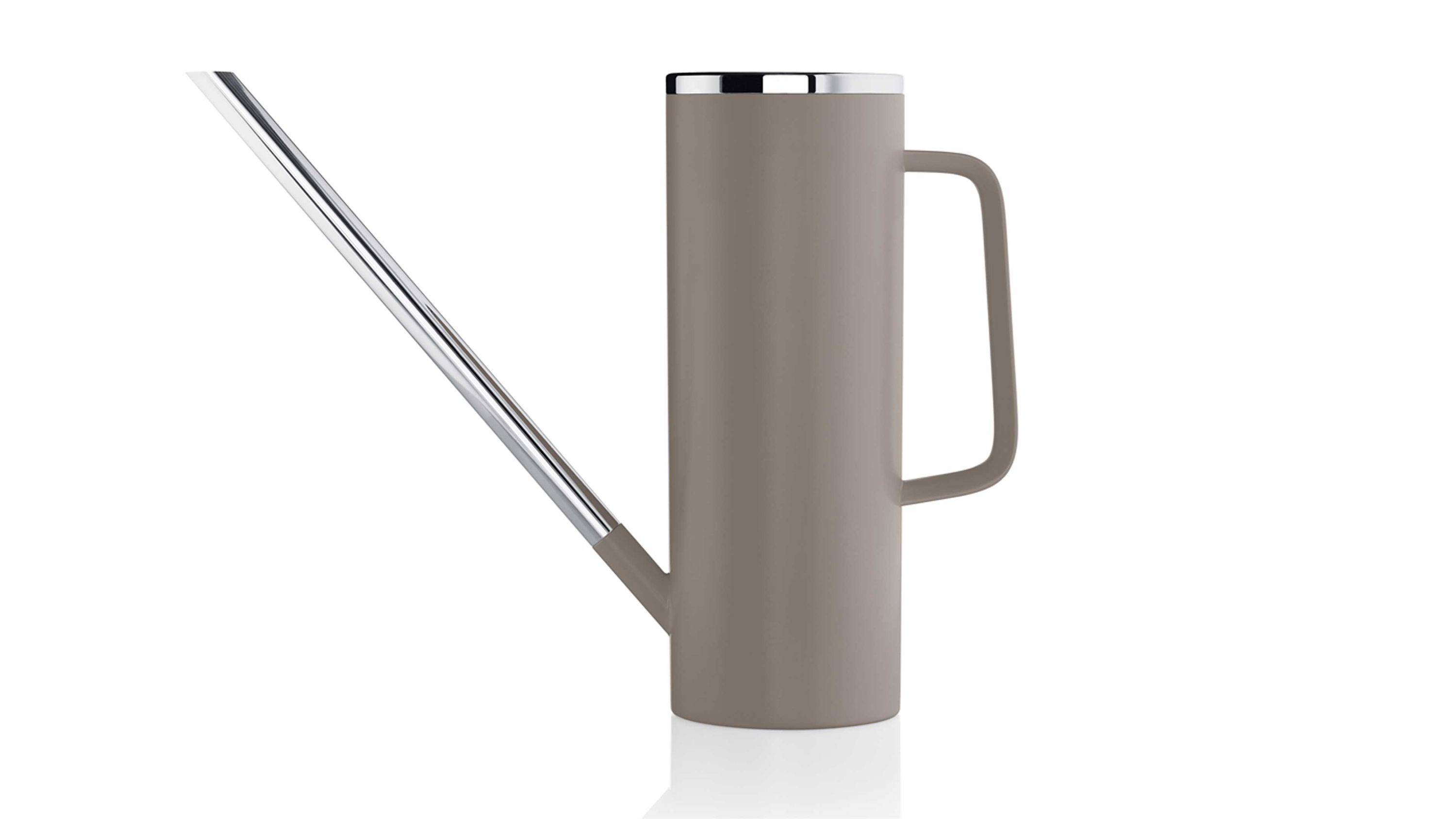 Zylindrische Gießkanne mit langem Ausguss und seitlichem Griff Zylindrische Gießkanne mit langem Ausguss und seitlichem Griff in taupe und poliertem Metall