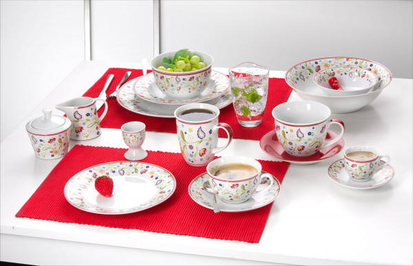 Kombiservice 30-teiliges Tafelservice mit Blumenmuster 30-teiliges Kombiservice mit floralem Dekor auf Tellern Schüsseln Tassen und Untertassen