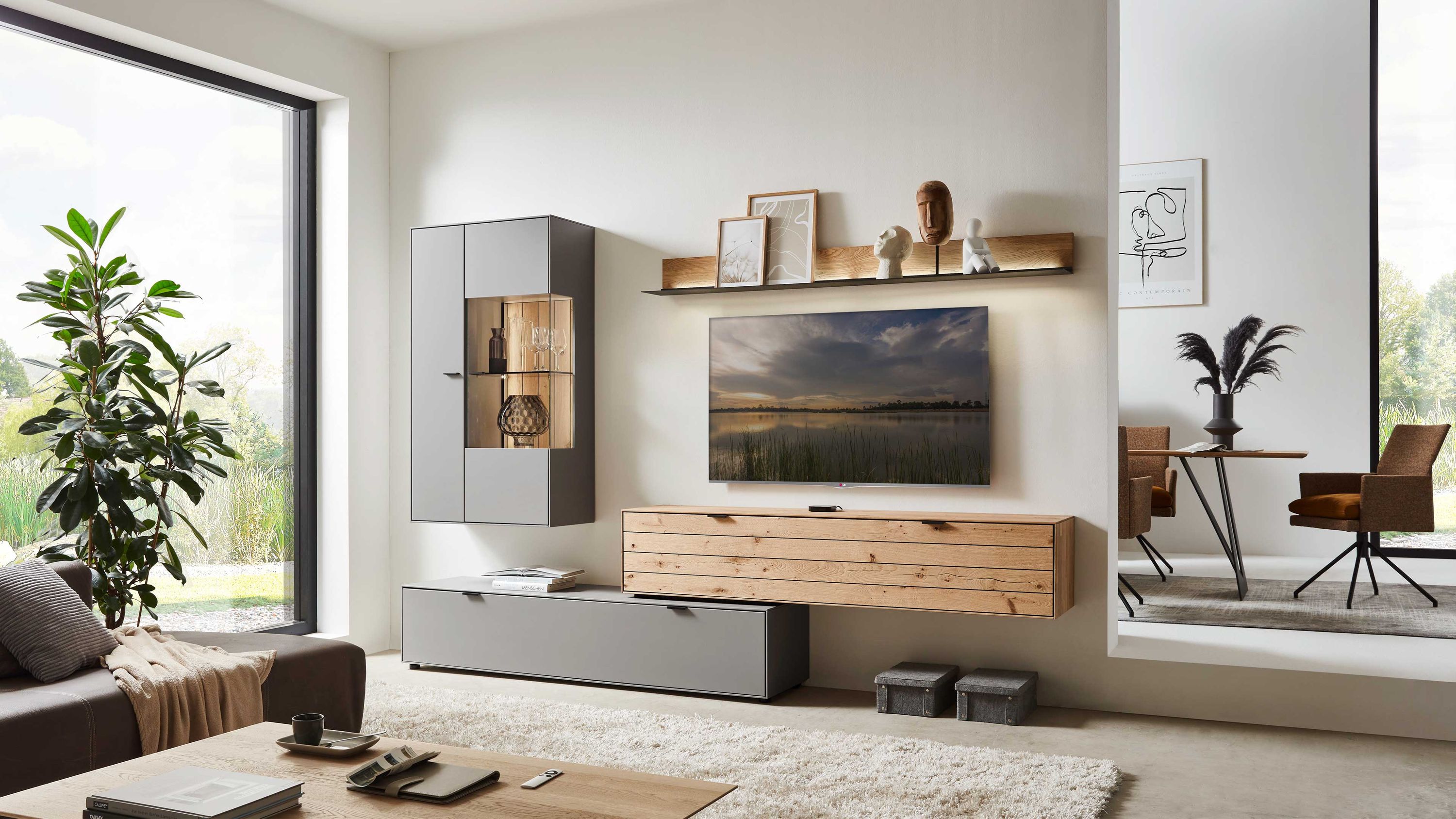 Dreiteilige Wohnwand in Grau und Holzfarben Dreiteilige Wohnwand mit grauen und holzfarbenen Elementen bestehend aus Hängeschrank Sideboard und Wandregal