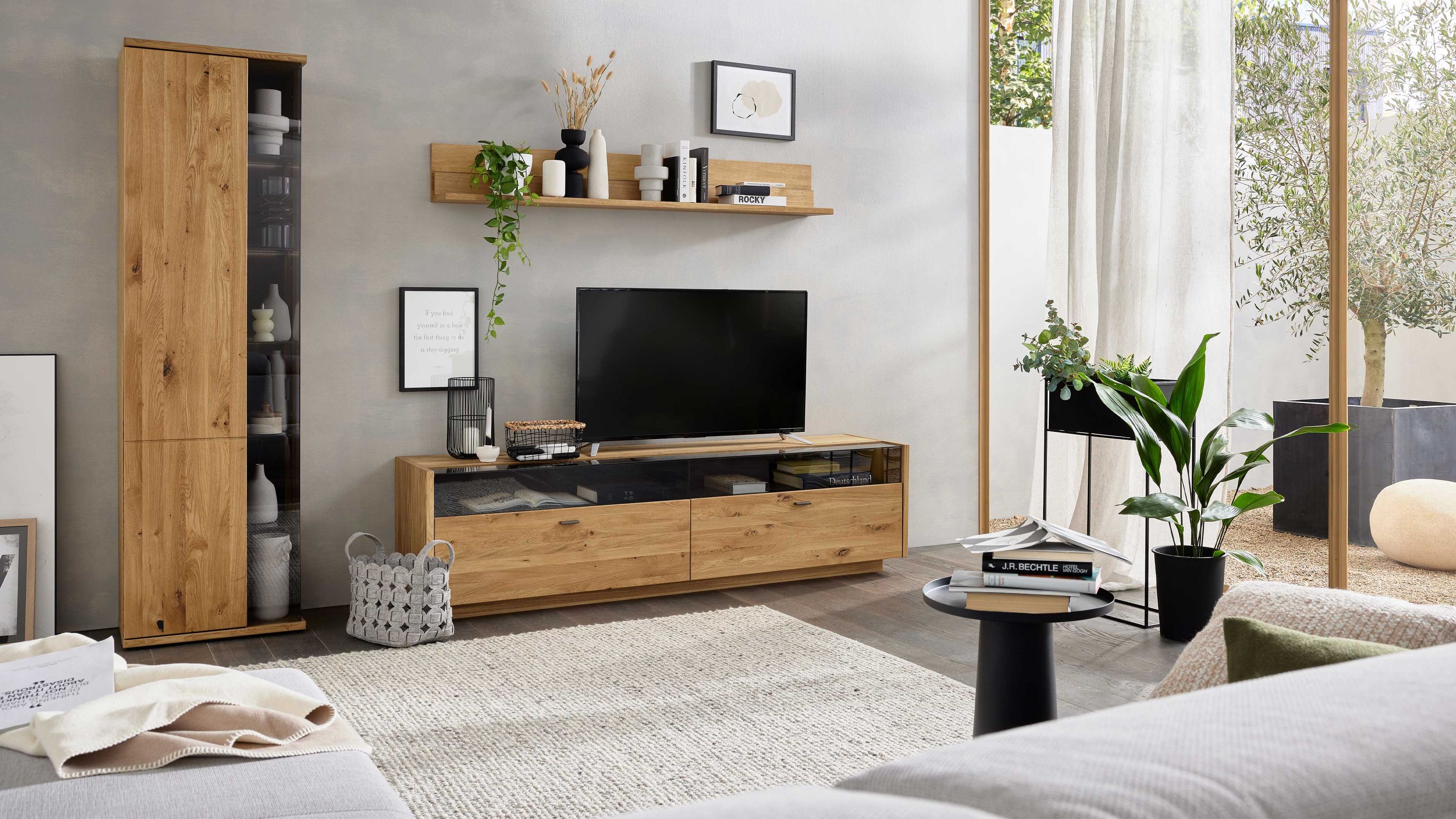 Dreiteilige Wohnwand aus hellem Holz Dreiteilige Wohnwand aus hellem Holz mit Vitrine TV-Board und Wandregal in modernem Wohnzimmer